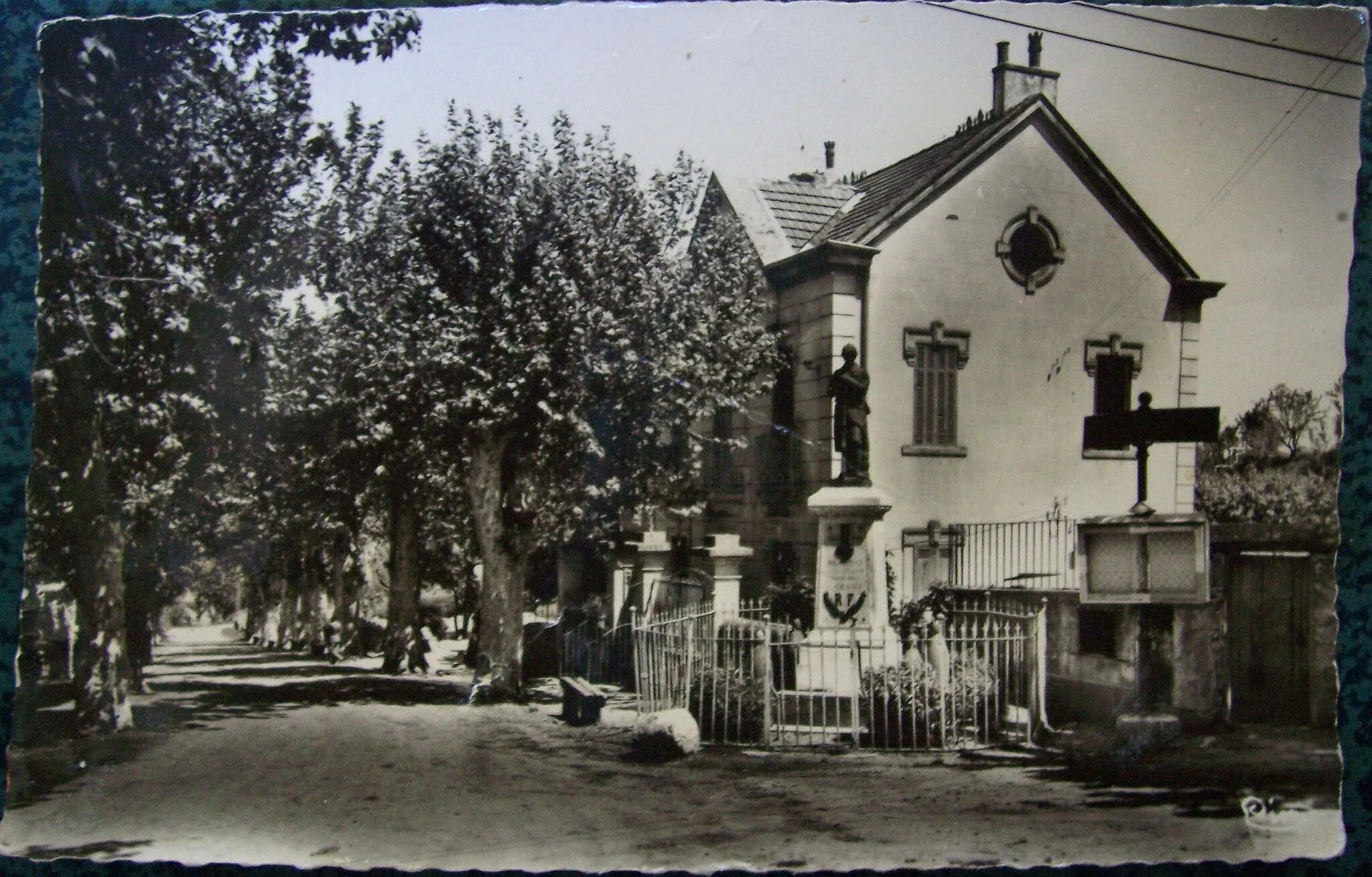 Photo showing: Monument aux morts du village et ancien hôtel-restaurant "Le Châlet" de Beaumont-de-Pertuis