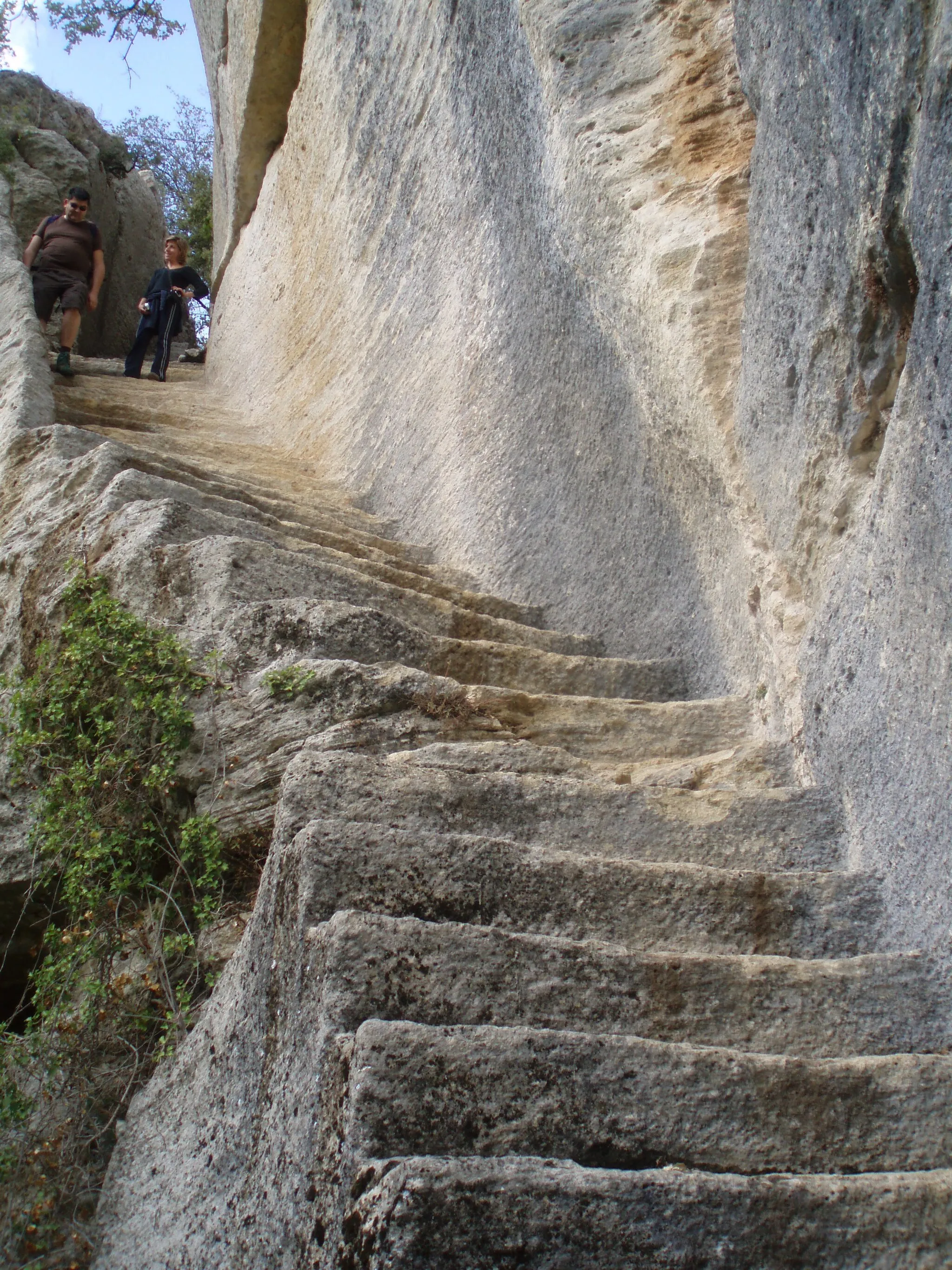 Photo showing: Escalier secret  taillé dans la roche du fort de Buoux