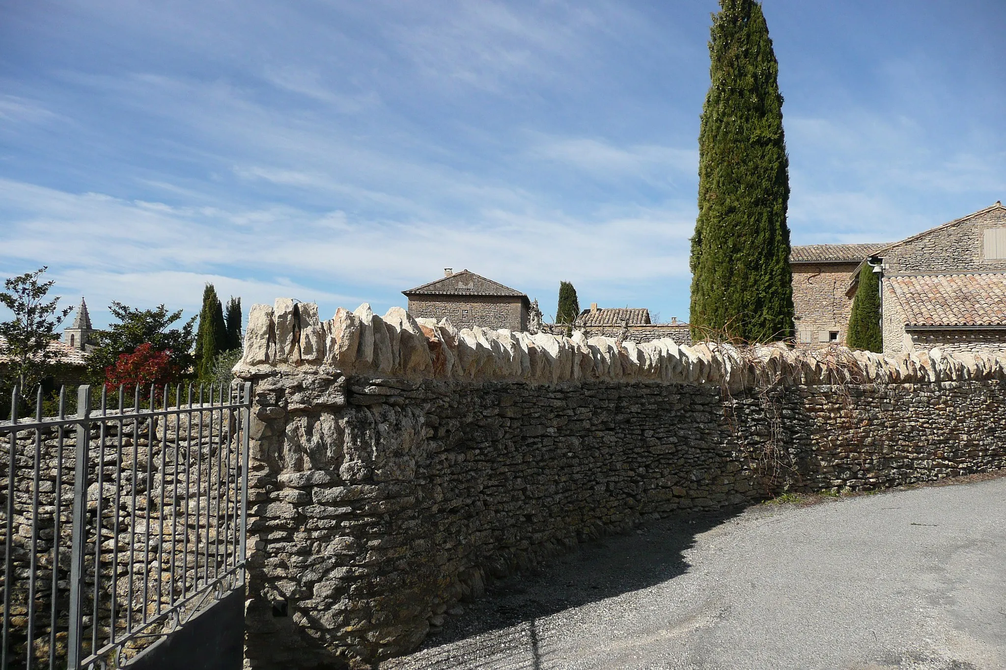 Photo showing: Mur typique à Cabrières d'Avignon.