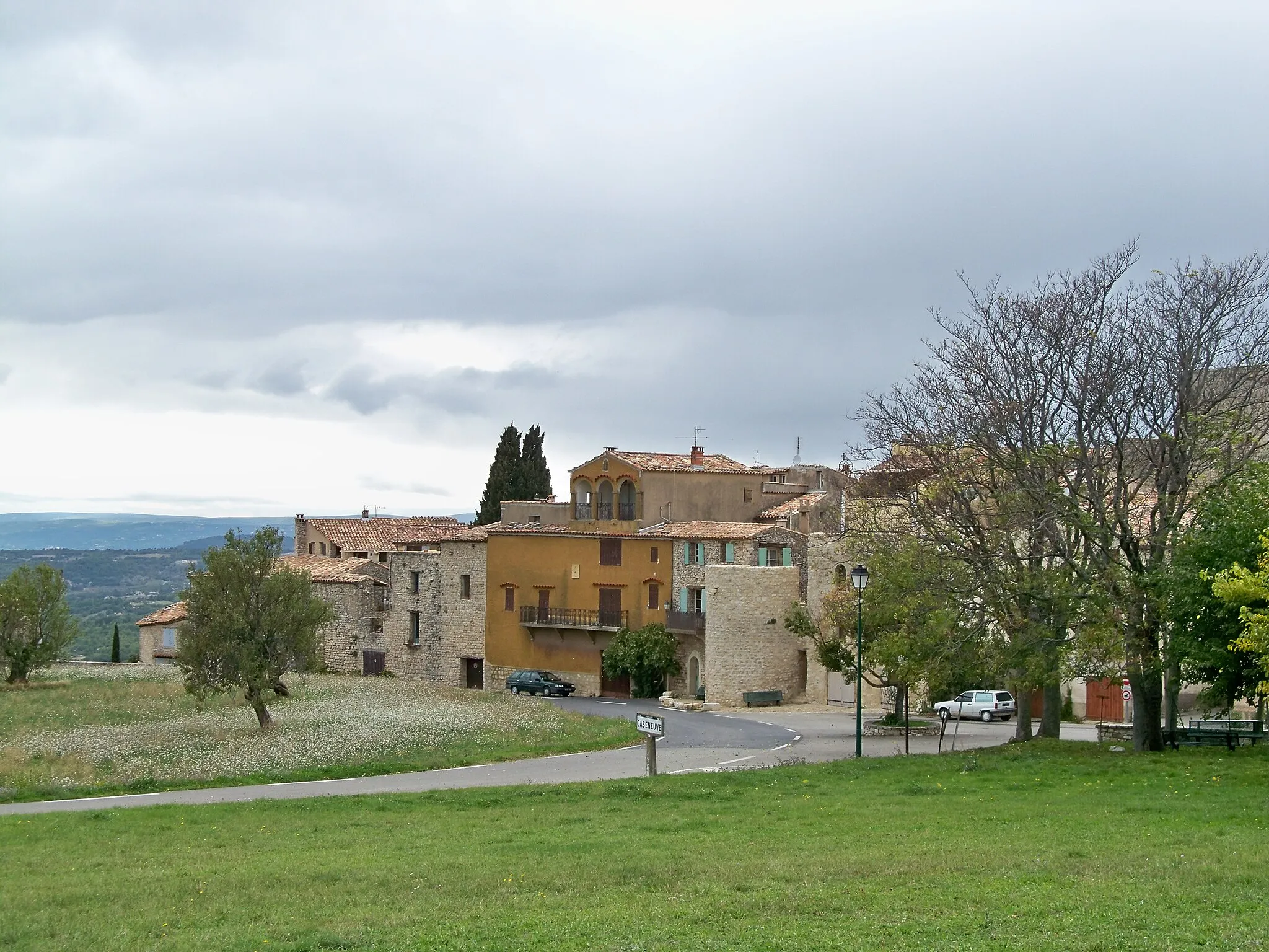Photo showing: village de Caseneuve, Vaucluse, France