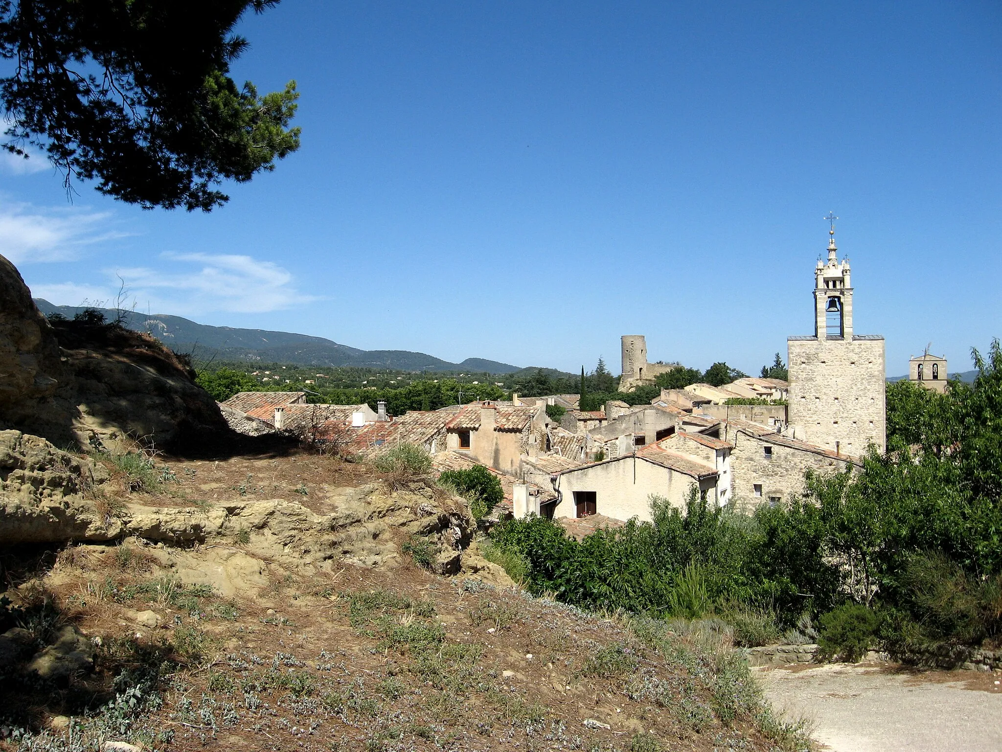 Photo showing: Panorama du village de Cucuron (Vaucluse, France).