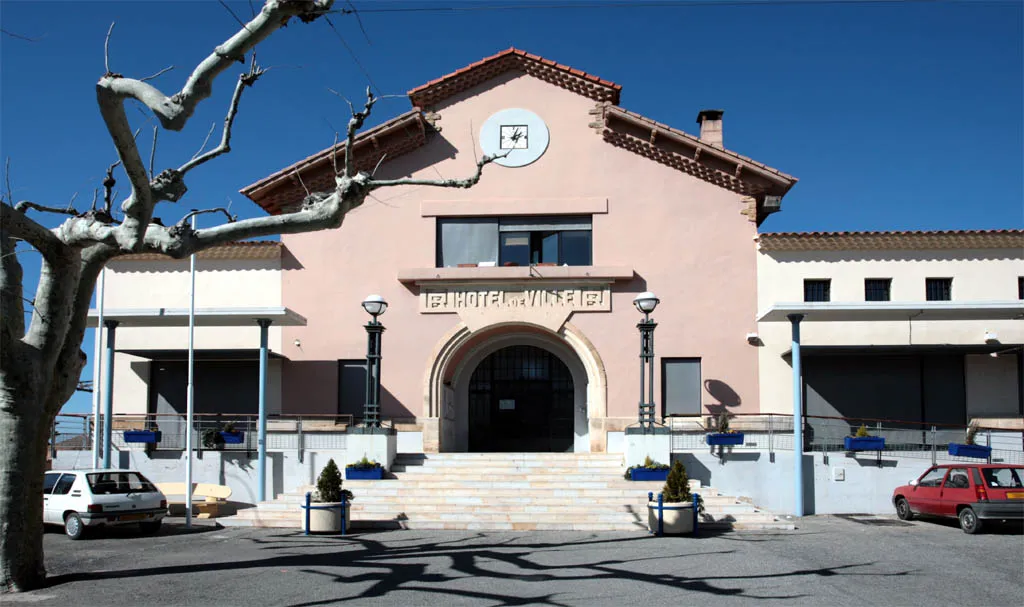 Photo showing: village of Lagnes, town office (Vaucluse, France)