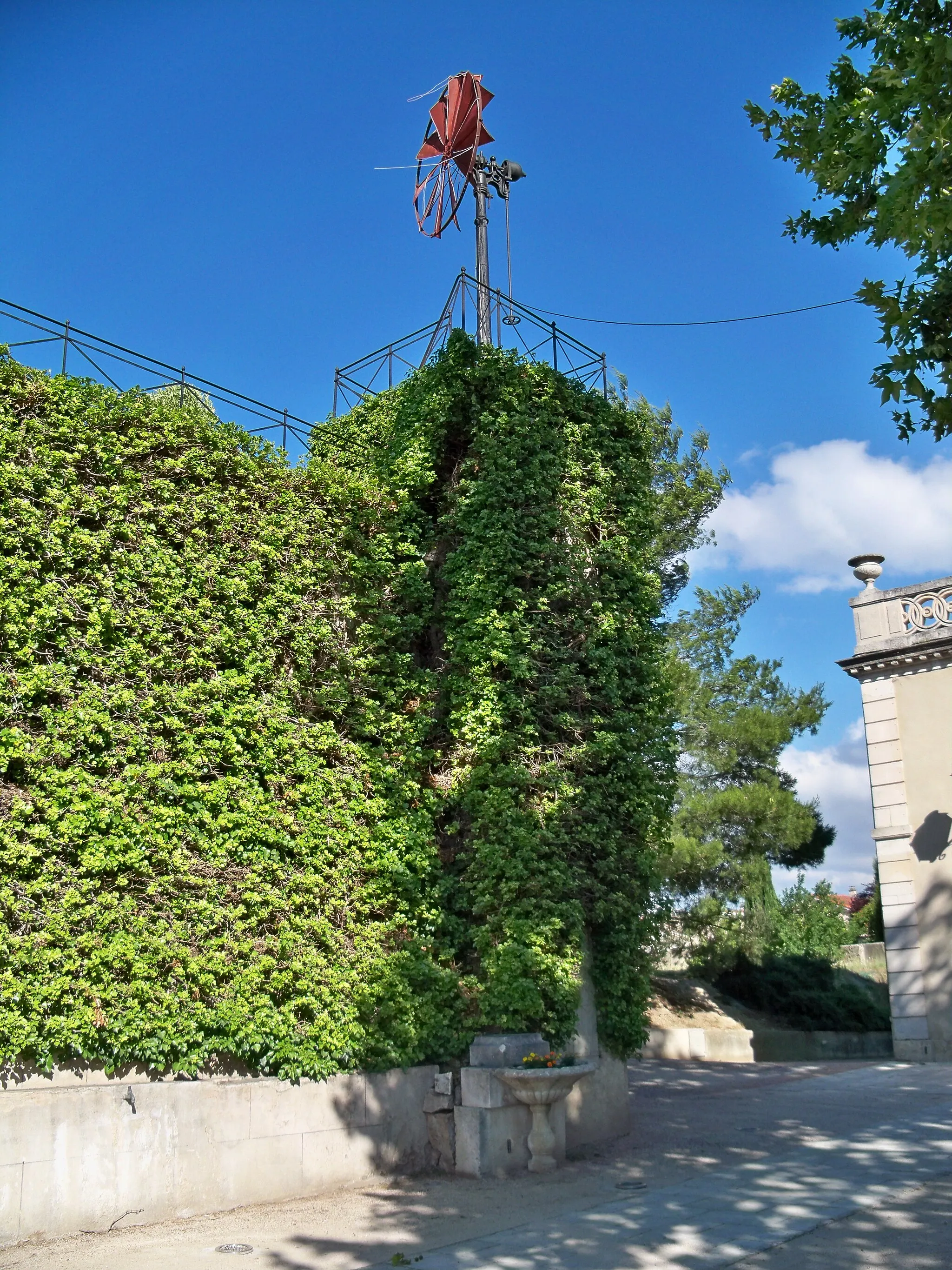 Photo showing: sur la place de la mairie de Loriol du comtat, Vaucluse