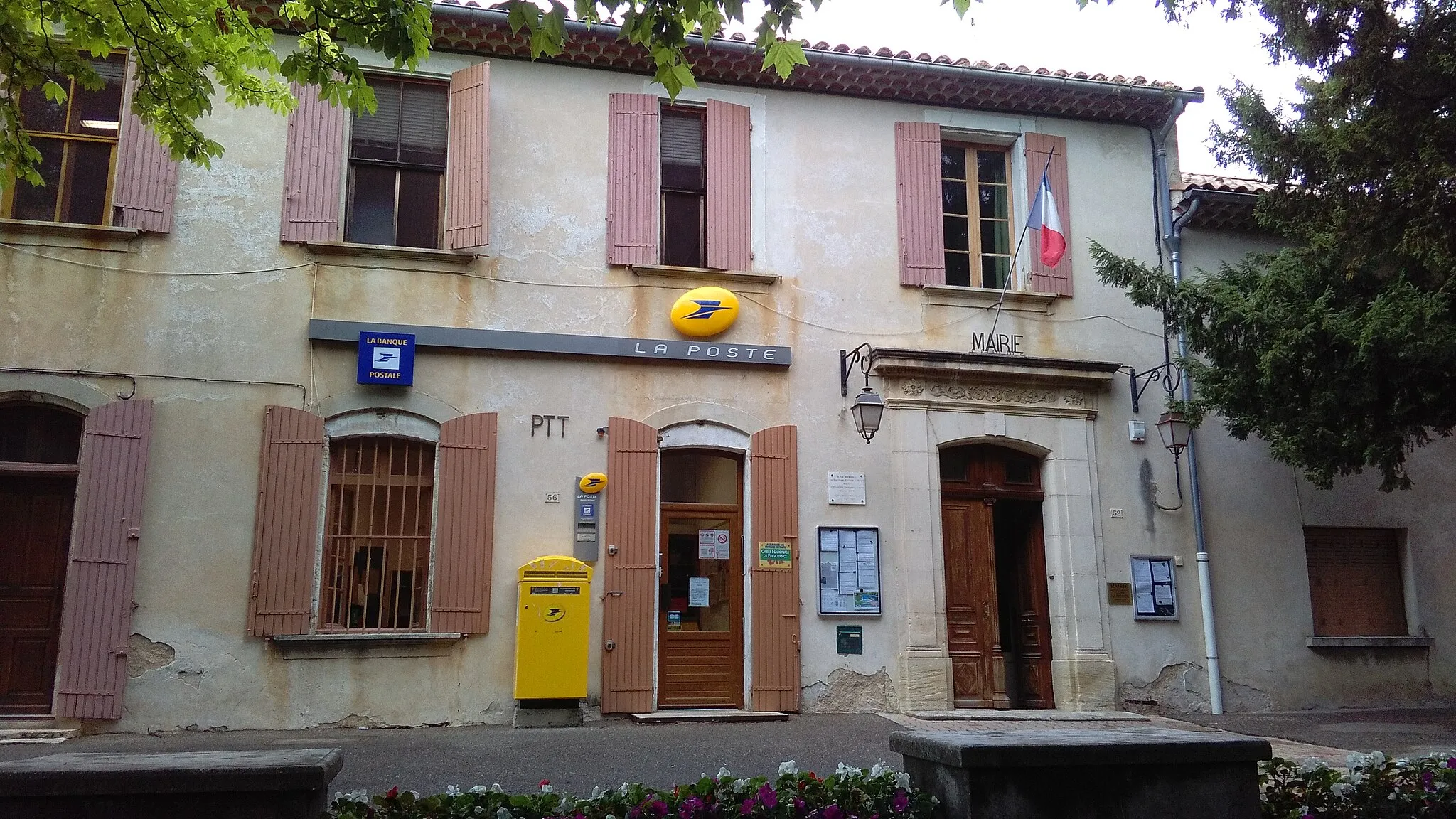 Photo showing: Hôtel de ville et la poste de Malemort-du-Comtat