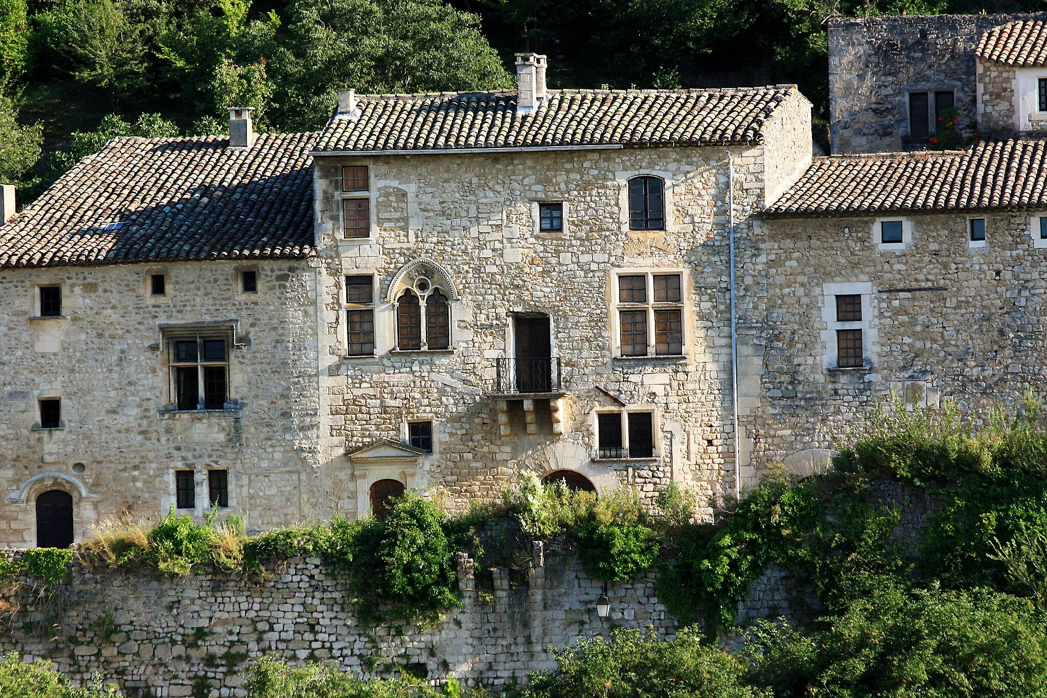 Photo showing: Ensemble de maison dont la datation varie entre le XIVème et le XVIème siècle (MH) à Oppède-le-Vieux
