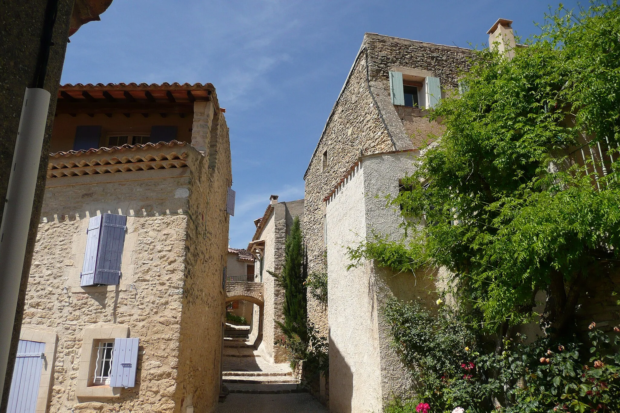 Photo showing: Les Roux près de Peypin-d'Aigues.