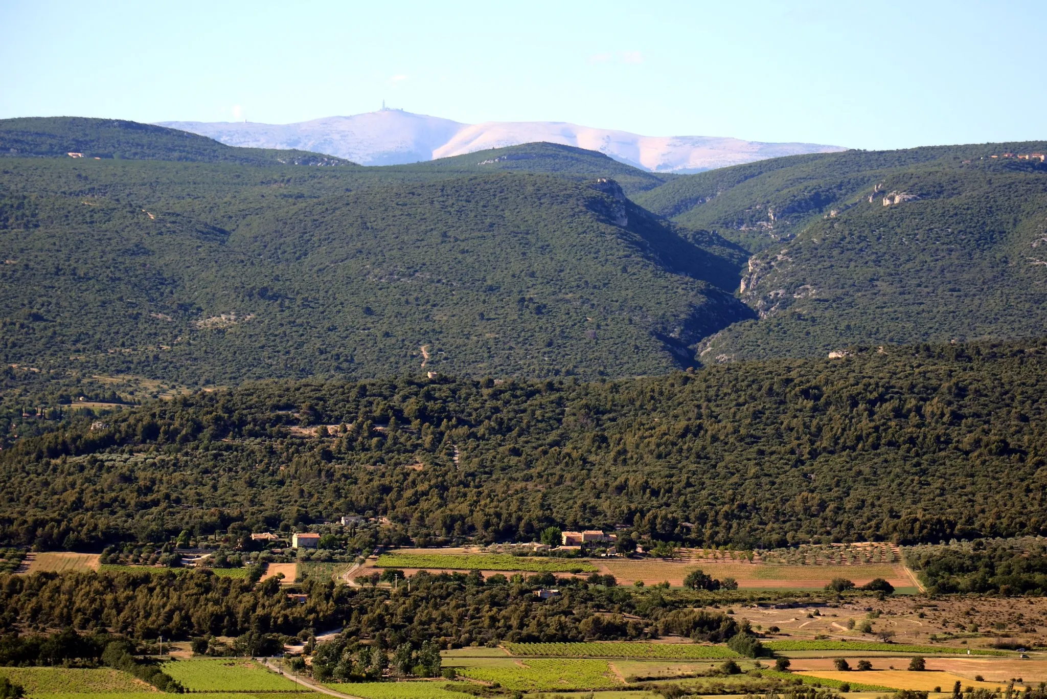 Photo showing: Gipfel des Mont Ventoux von Roussillon aus gesehen. Im Vordergrund Berge des Luberon.