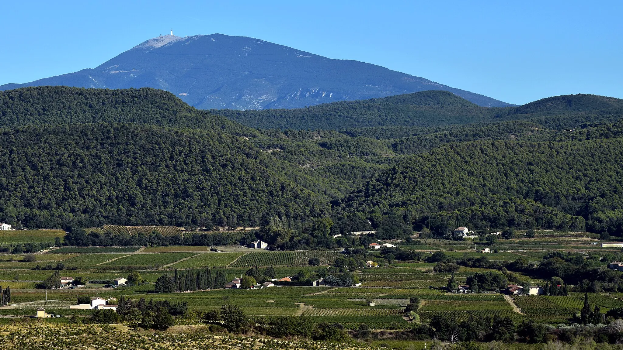 Photo showing: Rasteau, view to Mont Ventoux