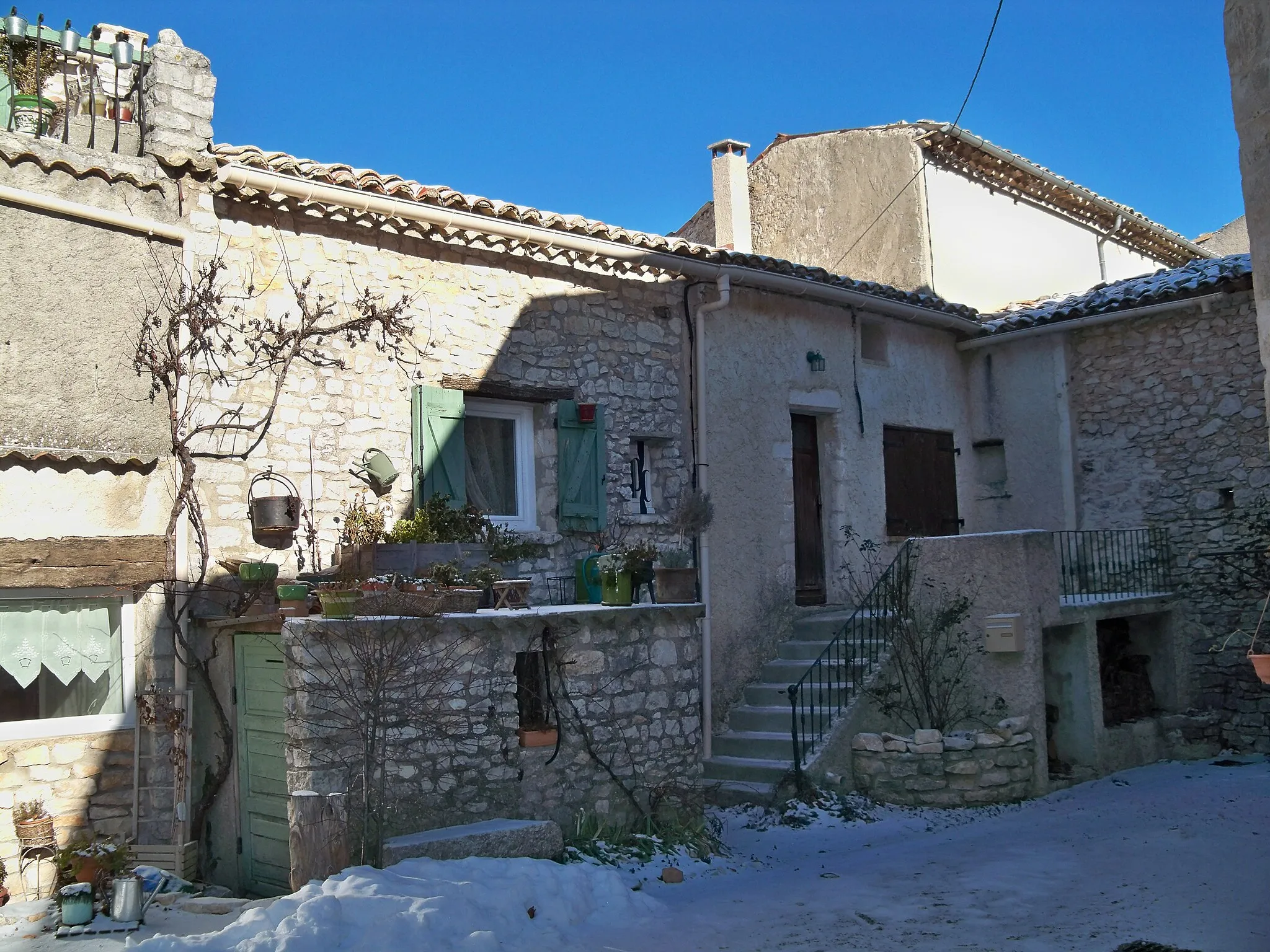 Photo showing: Maison en hauteur à Saint Christol, Vaucluse, France