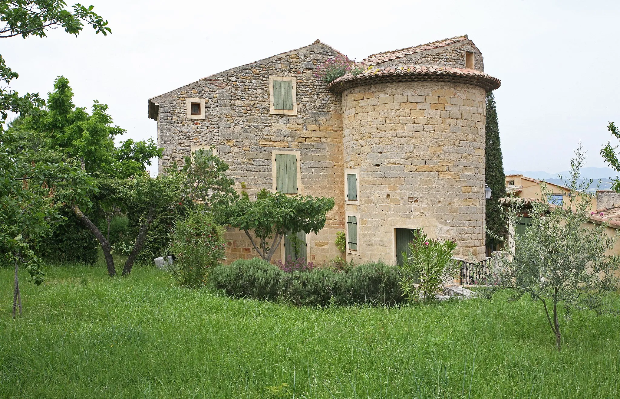 Photo showing: Construction sur les hauteurs de Saint-Roman-de-Malegarde (commune de Vaucluse)