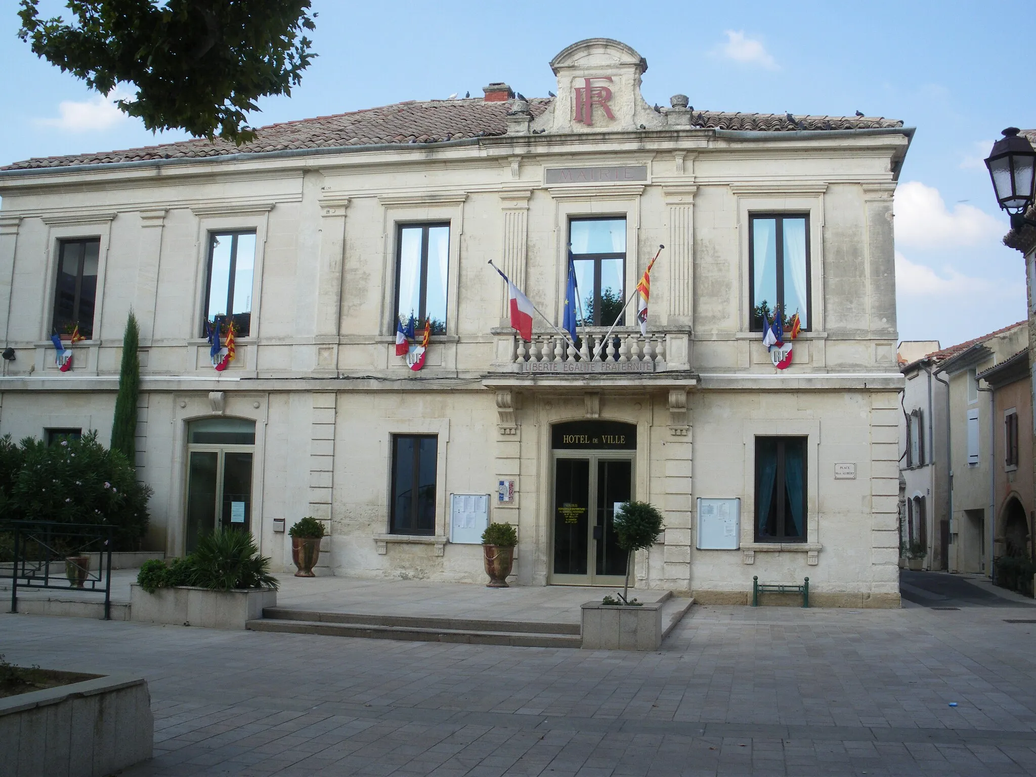 Photo showing: Town hall of Sainte Cécile les Vignes, Vaucluse, France