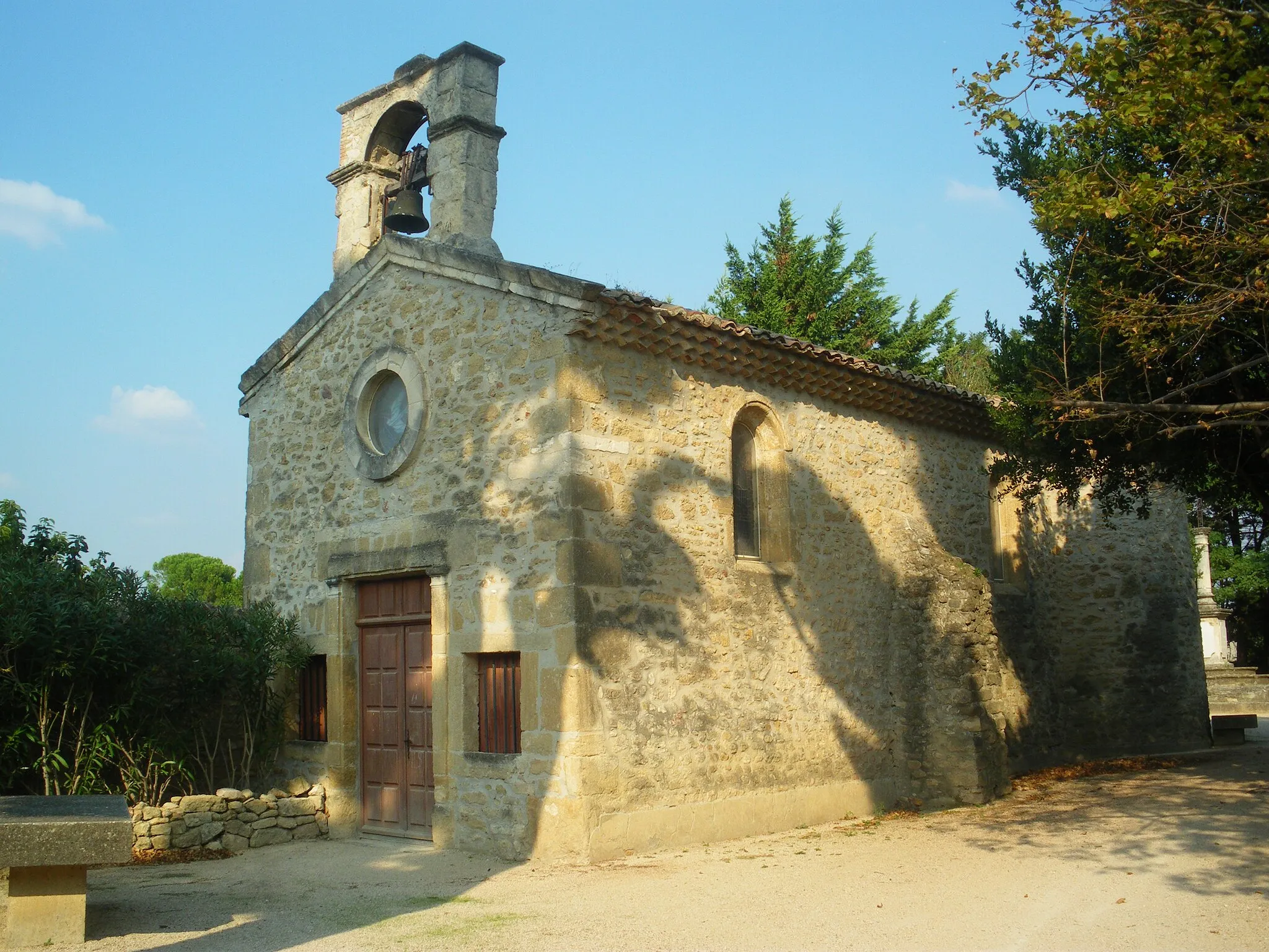 Photo showing: Chapel in center of Sainte Cécile les Vignes village, Vaucluse, France