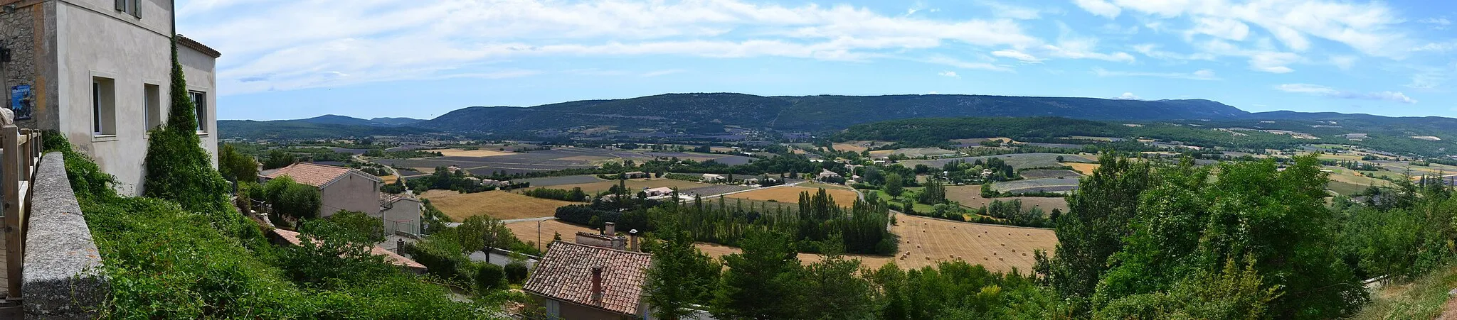 Photo showing: Landscape near Sault, Vaucluse, France. Panoramic made using AutoStitch from photos taken on July 16, 2019.