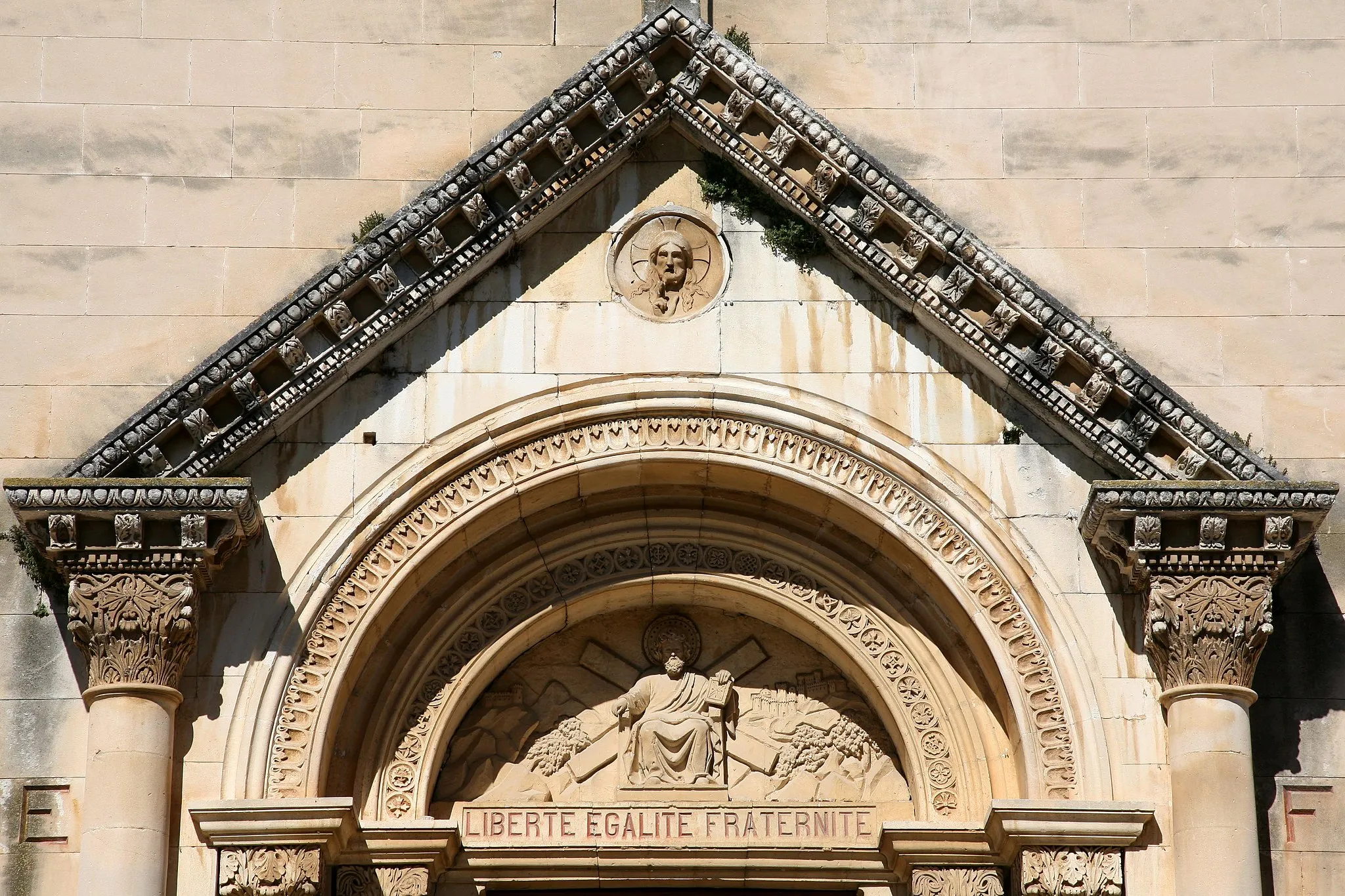 Photo showing: Le linteau porte la devise "Liberté Egalité Fraternité"