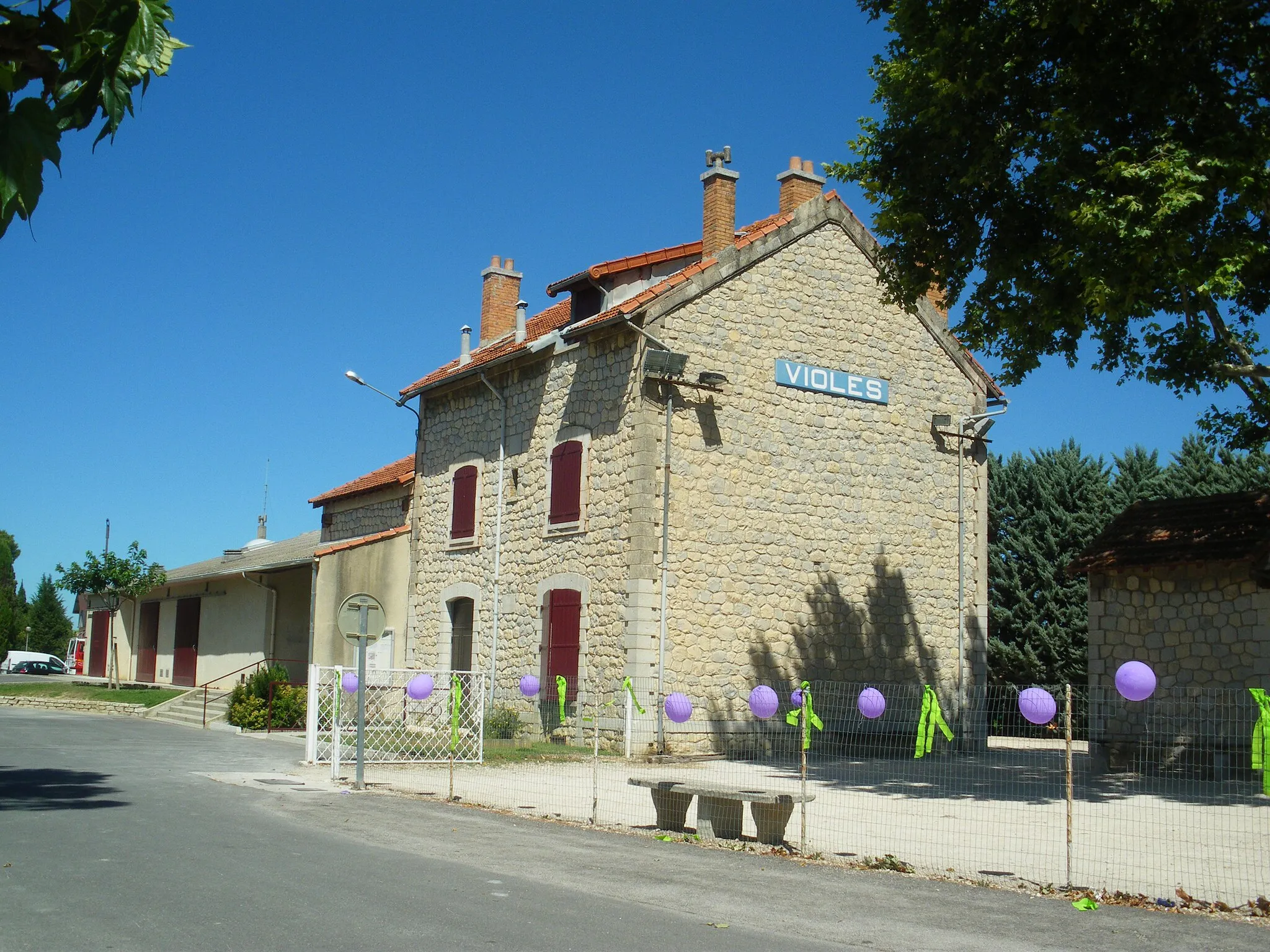 Photo showing: Old train station of Violès, Vaucluse, France