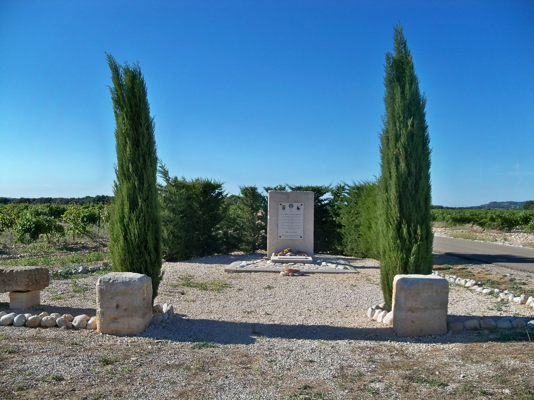 Photo showing: Memorial of the Plan de Dieu, with the memory of American pilots "fallen for Liberty" during the summer 1944, Vaucluse, France