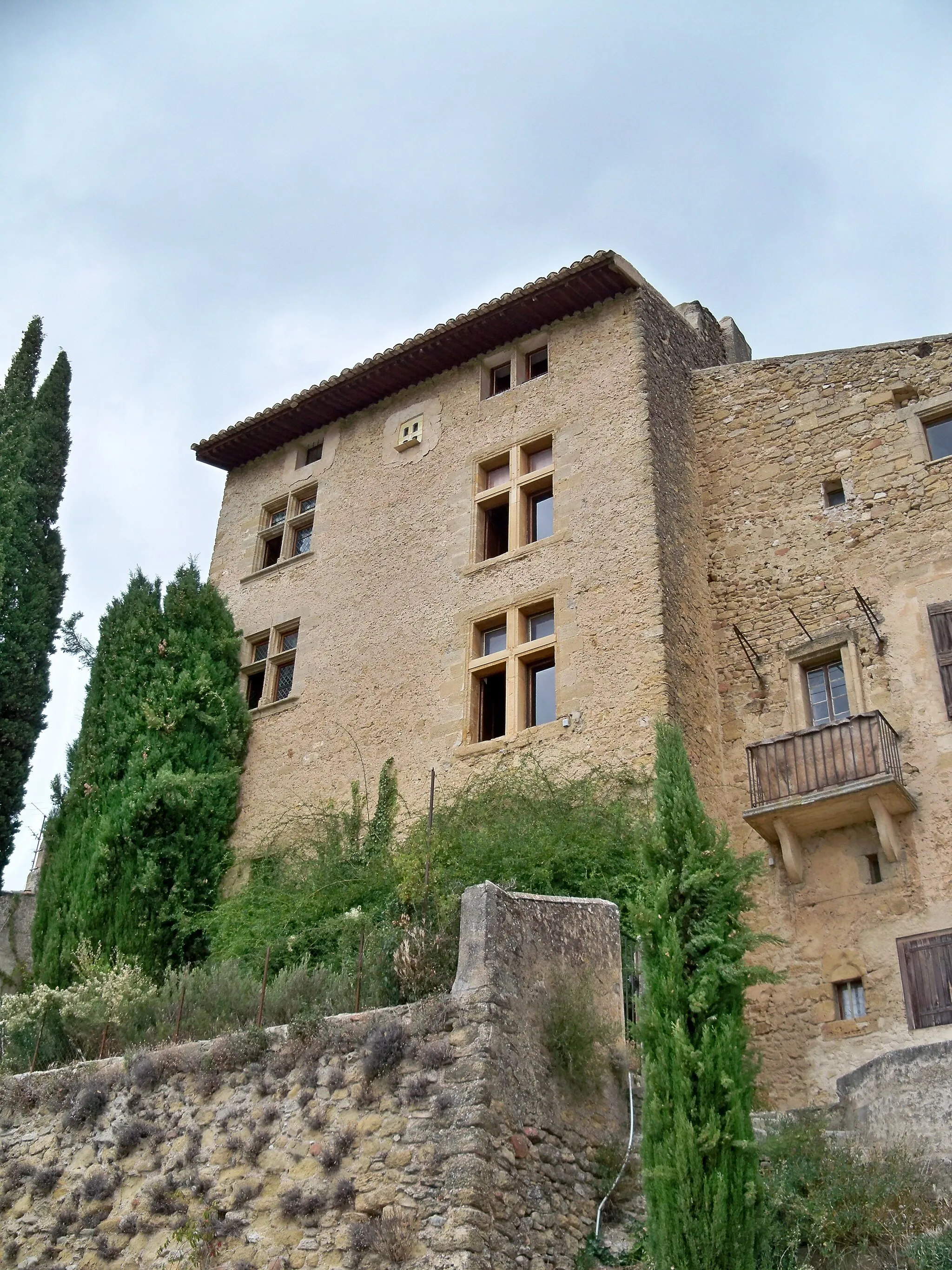 Photo showing: Vaugines - Hotel des Bouliers