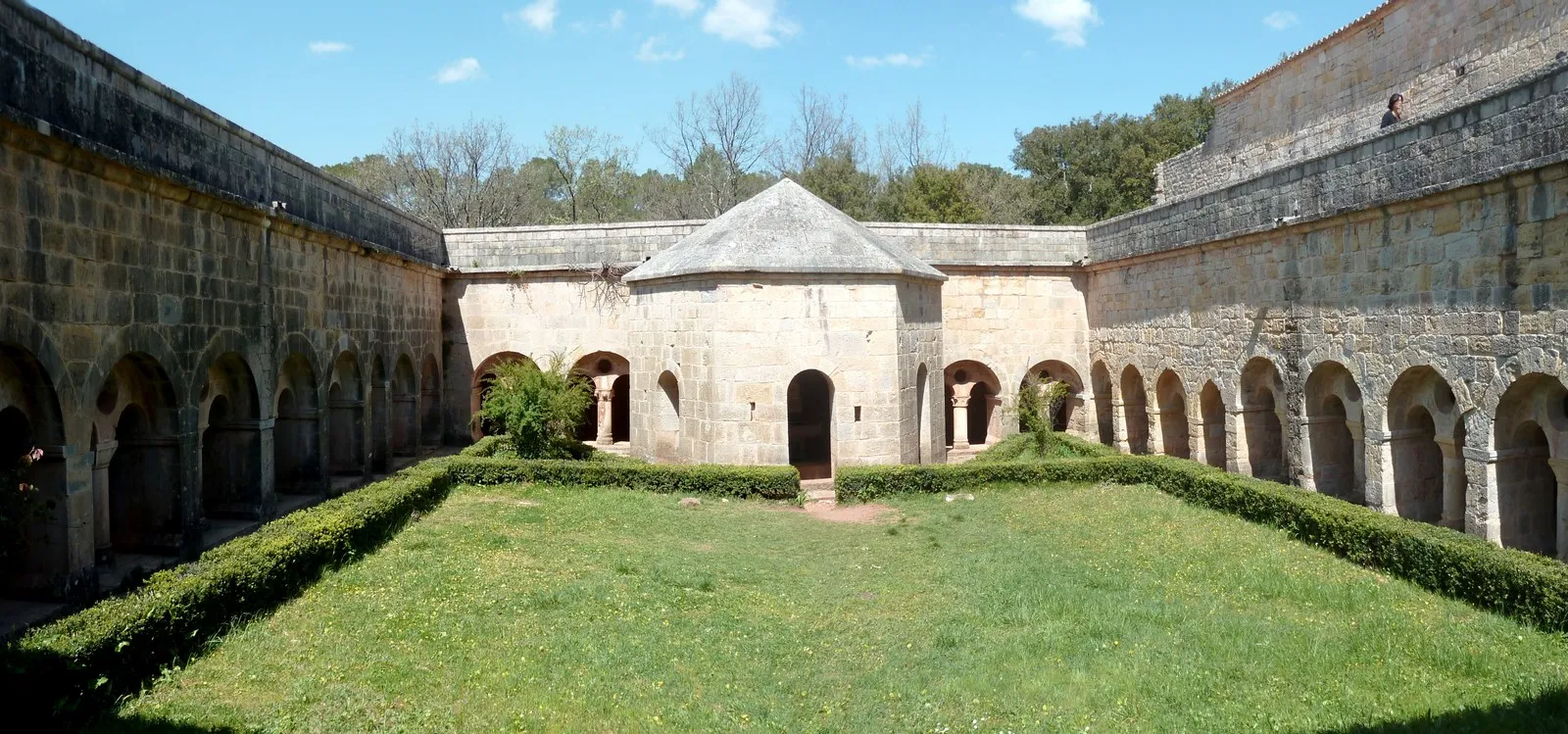 Photo showing: Abbaye du Thoronet - Intérieur du cloitre