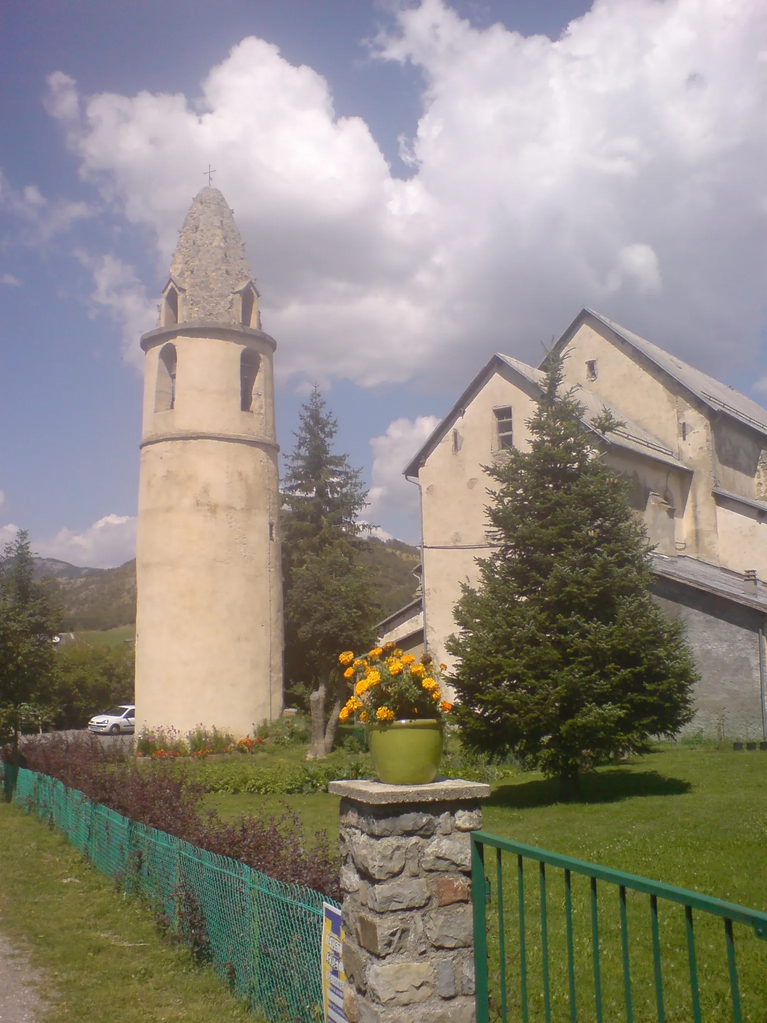 Photo showing: Clocher de l’église de Selonnet, installé dans une tour de l’ancien château des Lesdiguières