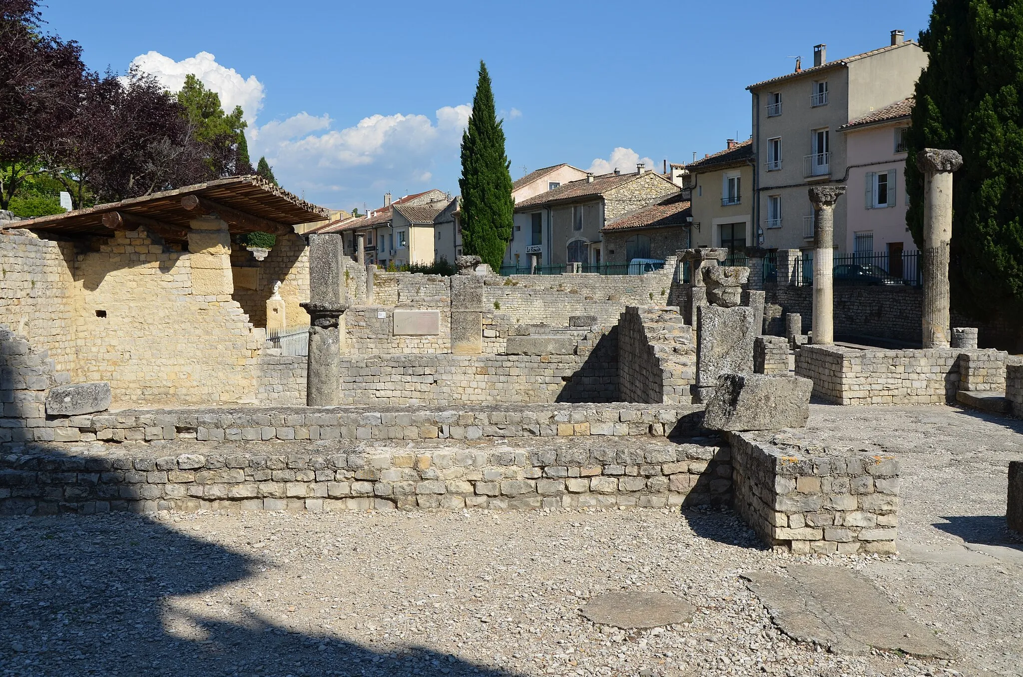 Photo showing: House of the Laurelled Apollo at Puymin (partially excavated, covers 2000 m2), Vasio Vocontiorum, Vaison-la-Romaine