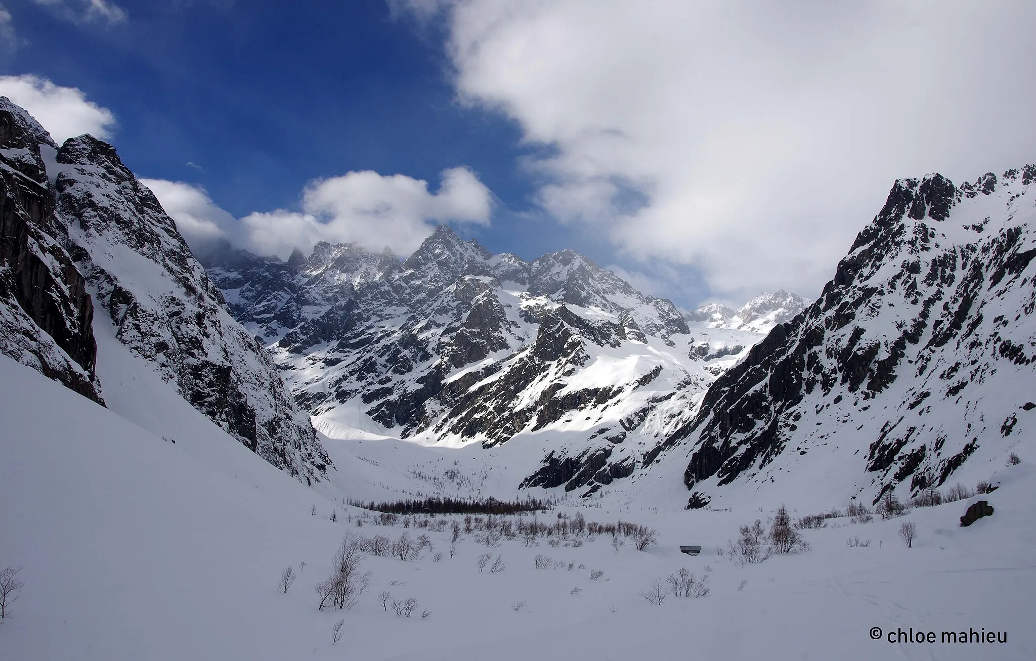 Photo showing: Au pied du Glacier Blanc, le pré de Madame Carle et le village d'Ailefroide restent accessible en hiver en ski ou en raquettes.