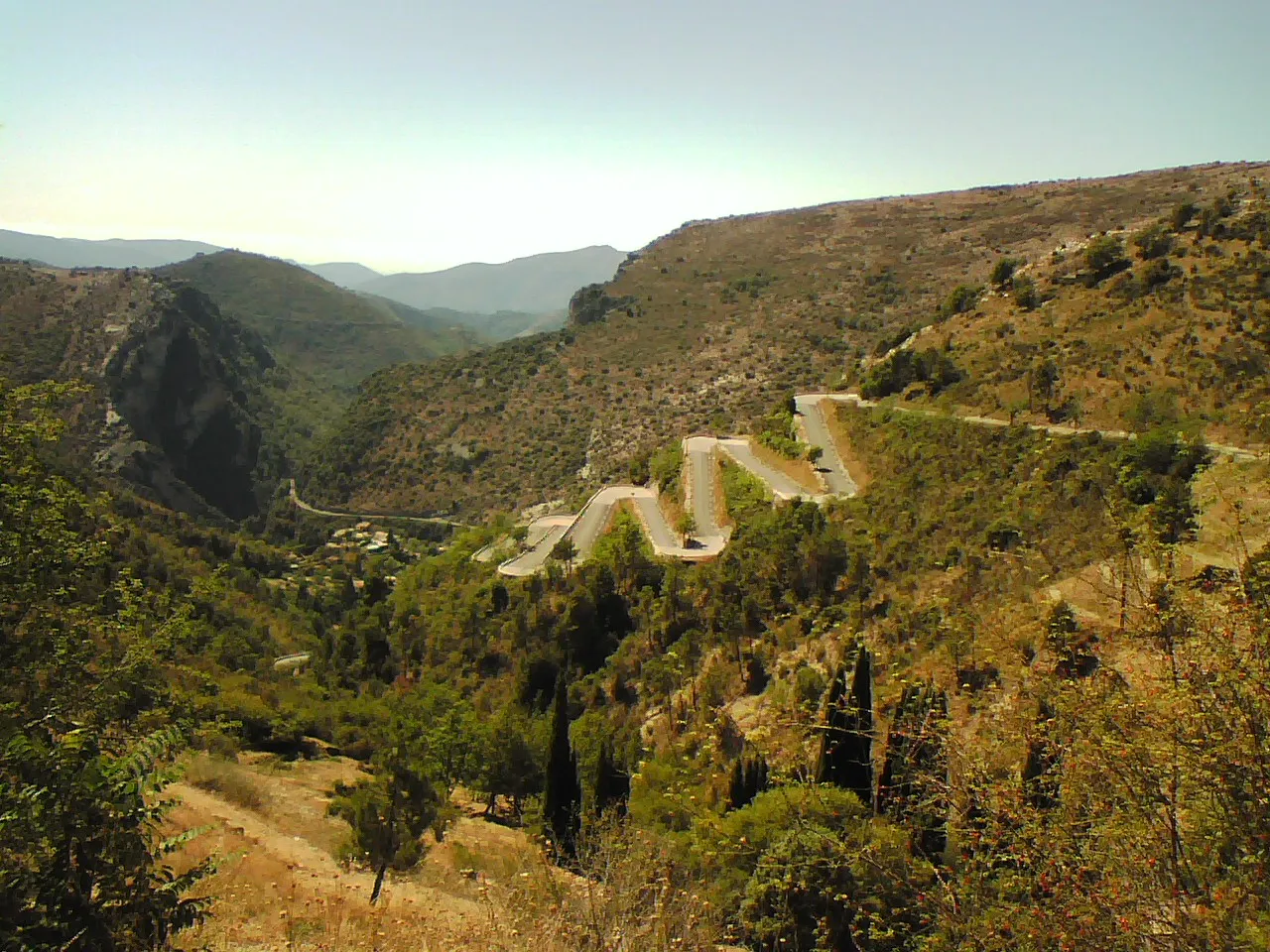 Photo showing: Route du Col de Braus - French D2204 road ascends to the Col de Braus using hairpin bends in the Alpes Maritimes in the French Alps