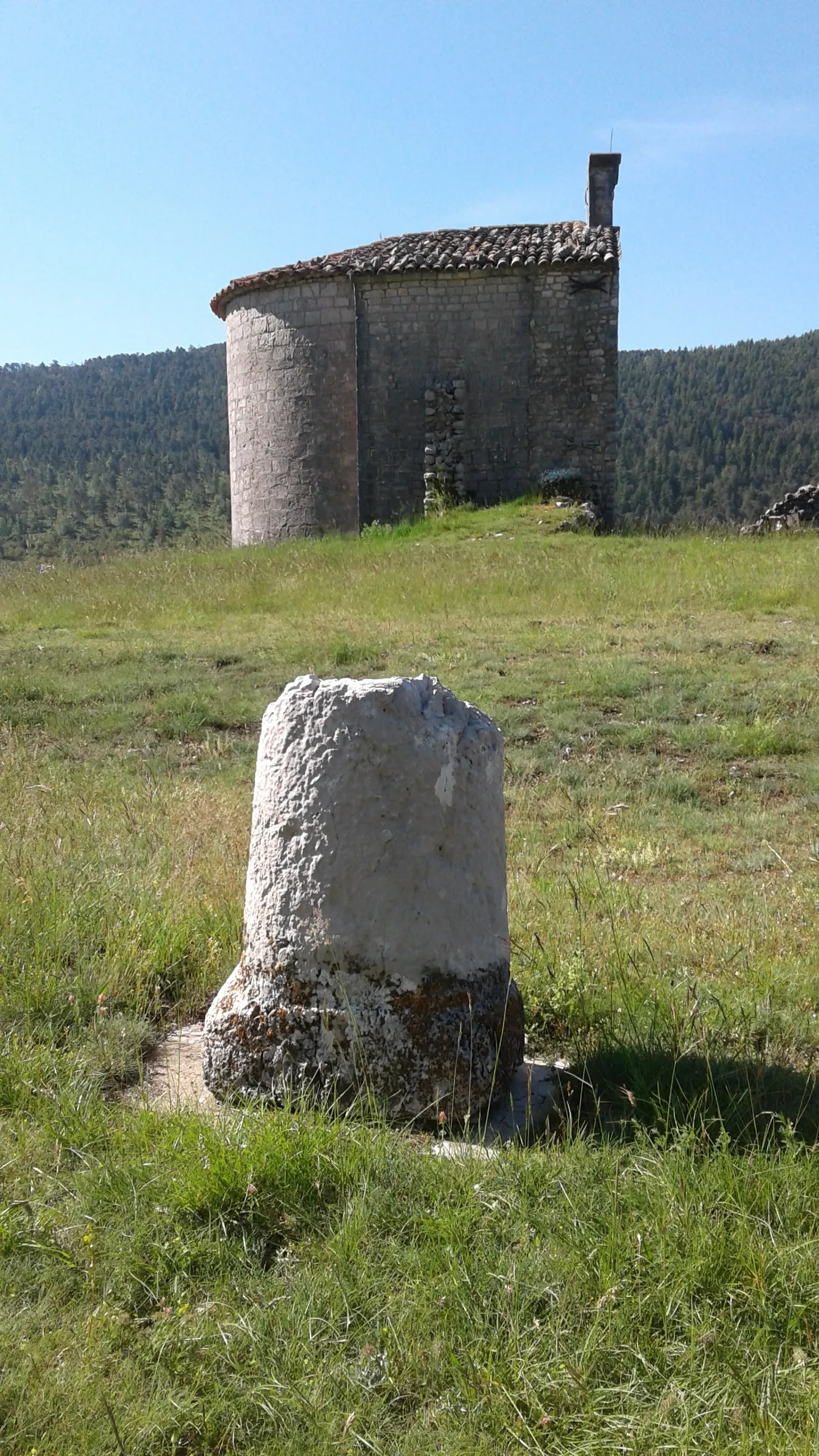 Photo showing: Borne milliaire romaine et chapelle Notre-Dame de Gratemoine, Séranon, Alpes-Maritimes, France