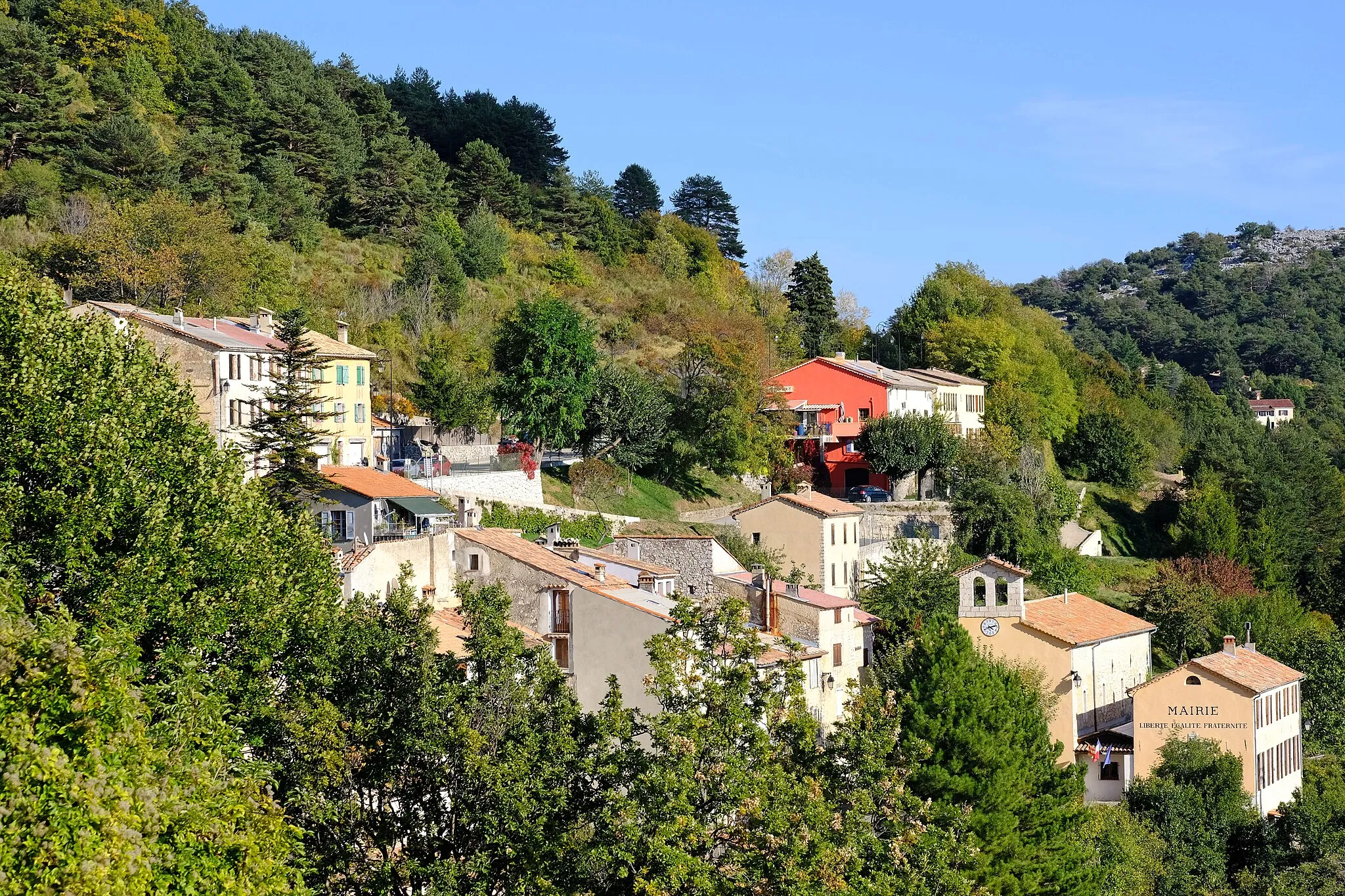 Photo showing: Vue du village d’Escragnolles depuis la route Napoléon le 16 octobre 2021.