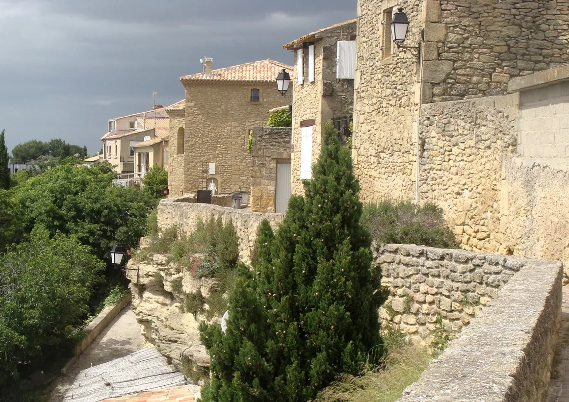 Photo showing: Mur bordant le vieux Cornillon, côté ouest.