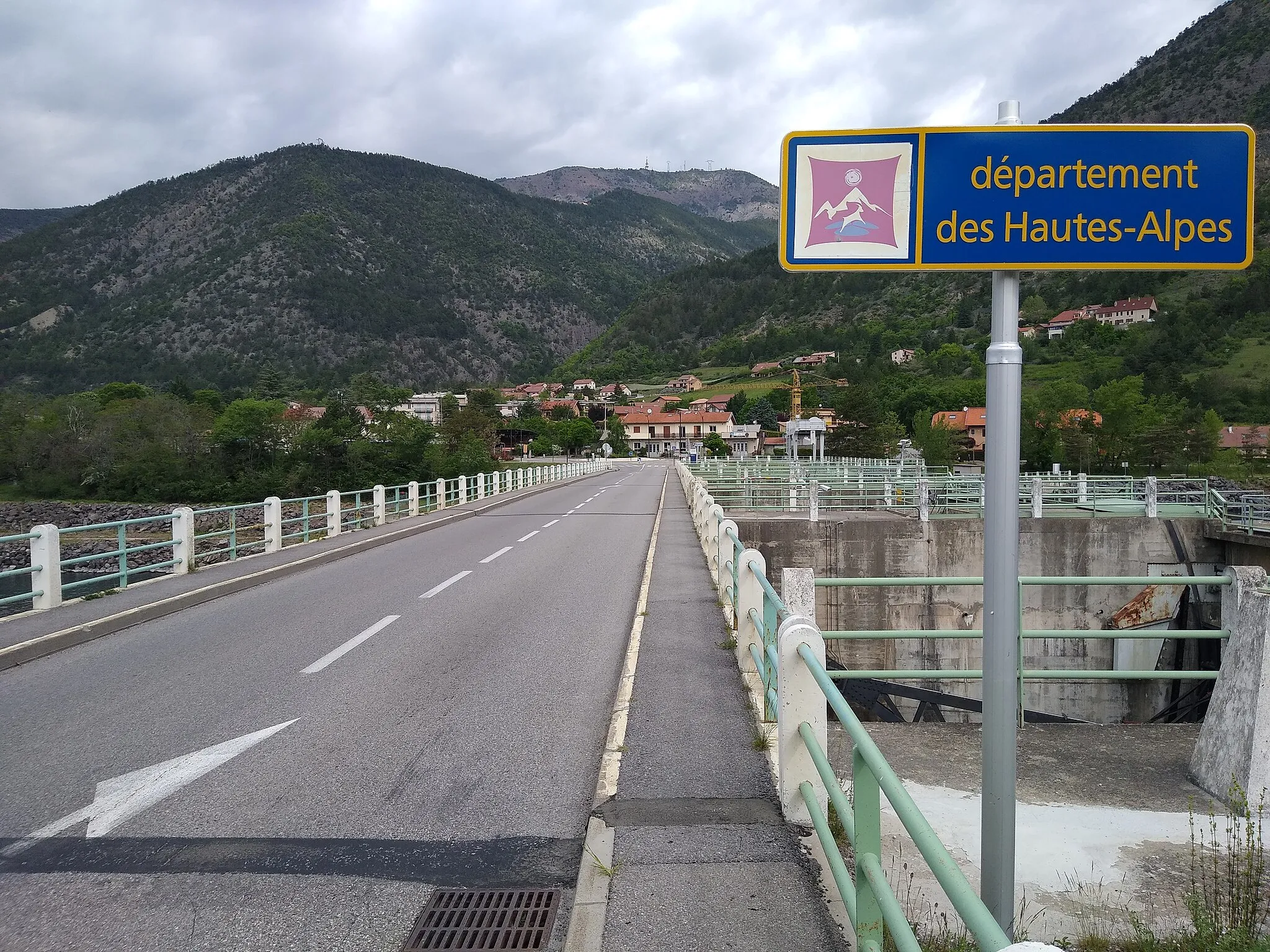 Photo showing: Panneau E36a département des Hautes-Alpes, Rousset, Hautes-Alpes, France.