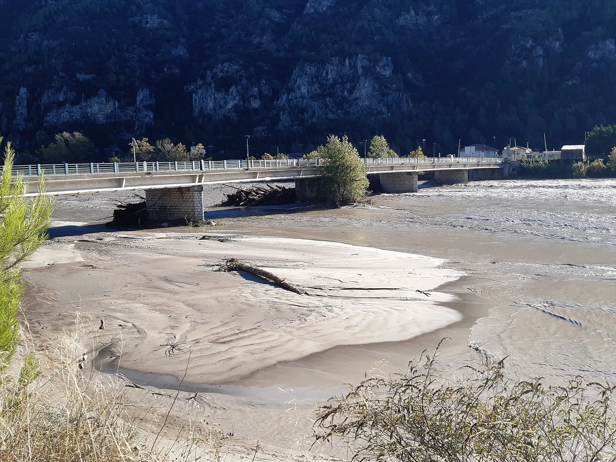 Photo showing: Pont en béton précontraint, permettant le franchissement du Var, reconstruit en 1961. Le Pont Charles Albert le matin du 3 octobre 2020, toujours interdit à la circulation