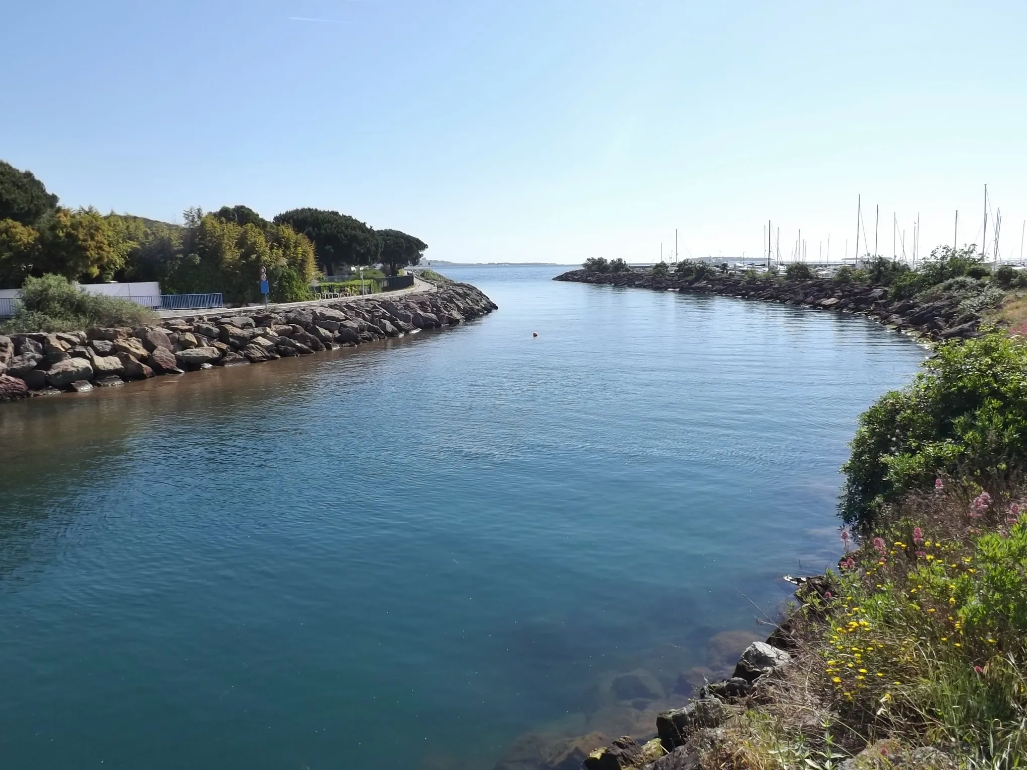 Photo showing: Sight of the Riou de l'Argentière river, flowing into the Mediterranean sea on the French of Mandelieu-la-Napoule, in Alpes-Maritimes.