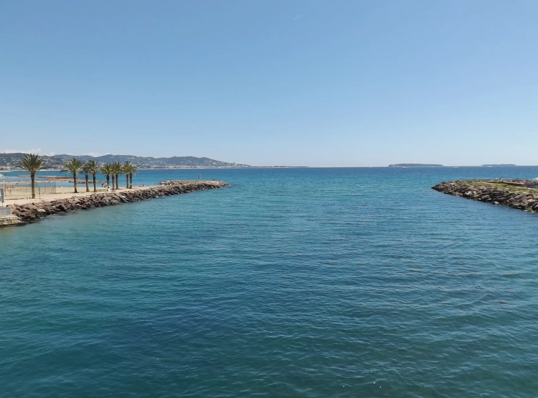 Photo showing: Sight of the river Siagne flowing into the Mediterranean sea on the French commune of Mandelieu-la-Napoule in Alpes-Maritimes.