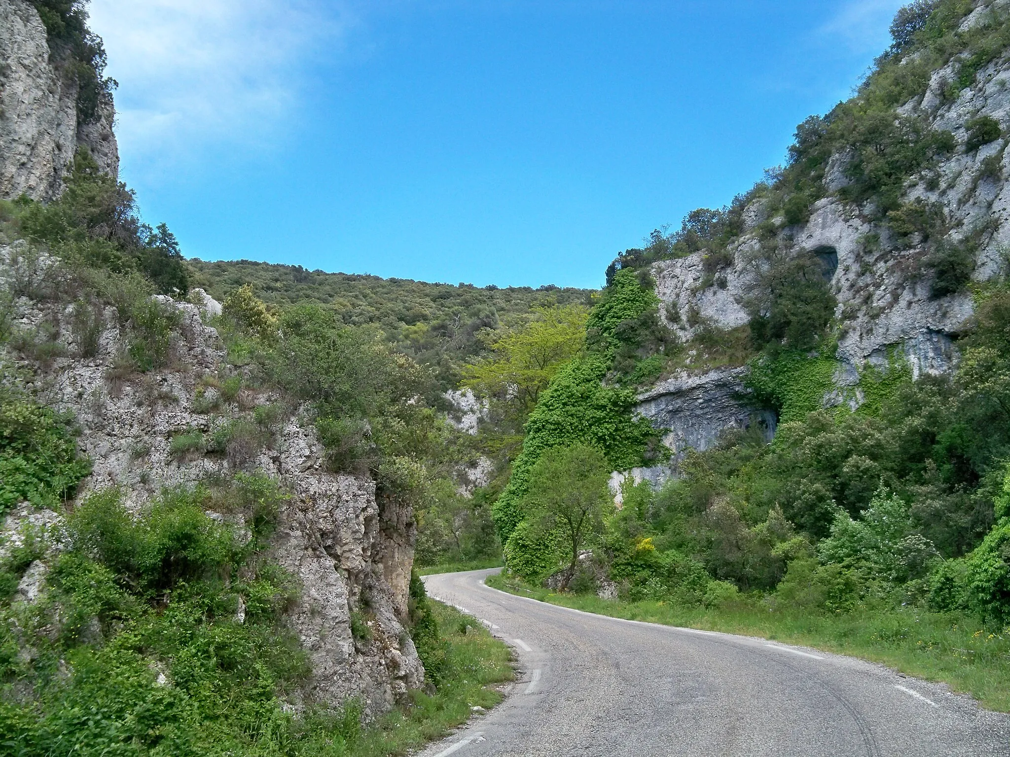 Photo showing: Route entre Murs et Venasque (Vaucluse), à travers les gorges de Murs