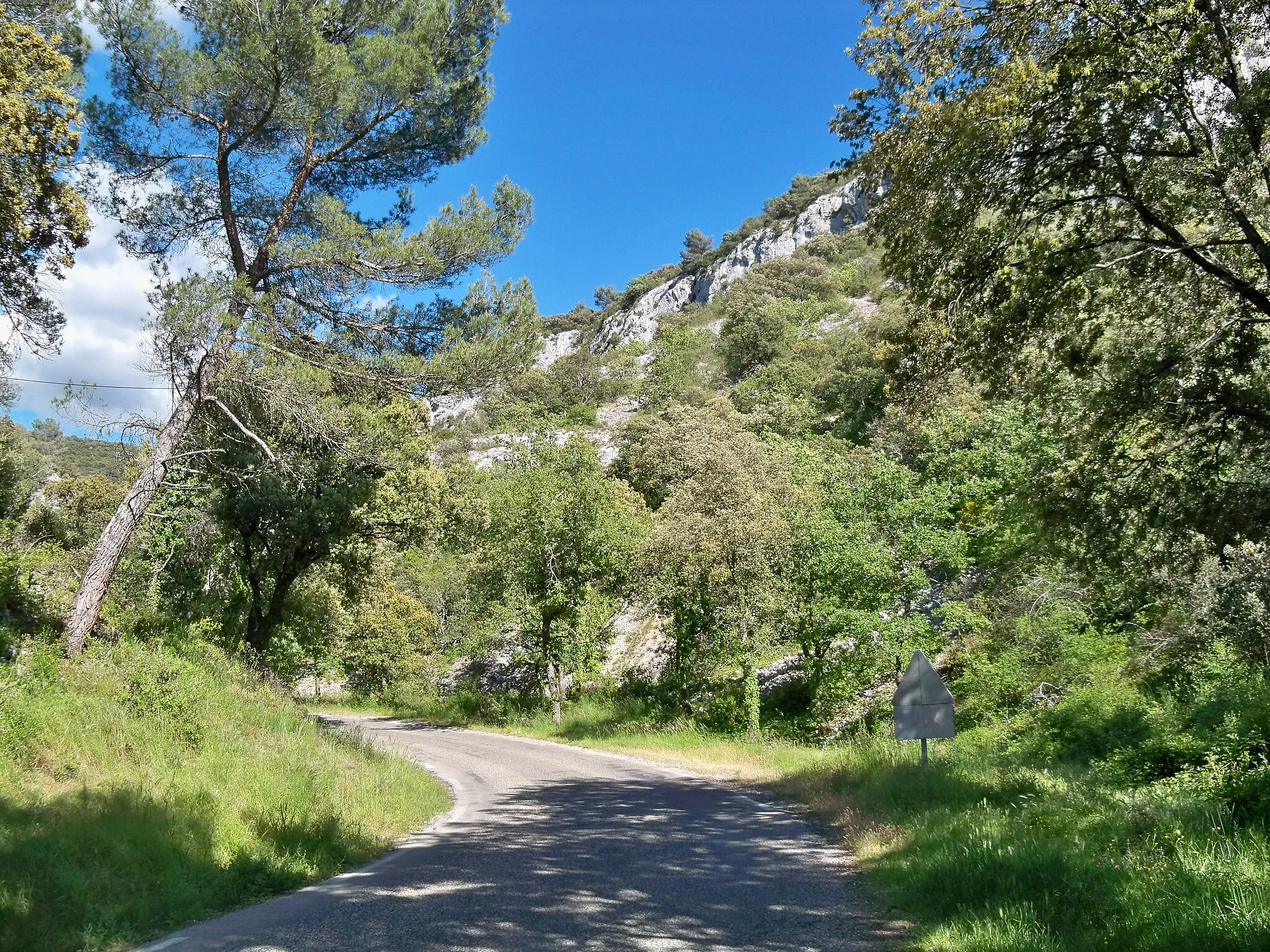 Photo showing: Route entre Murs et Venasque (Vaucluse), à travers les gorges de Murs