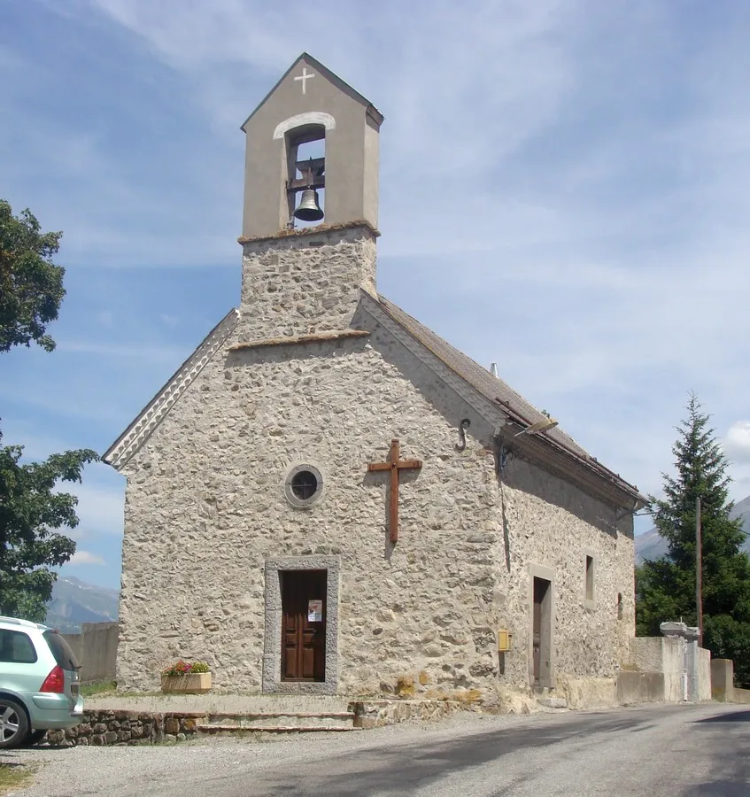 Photo showing: Chapelle Saint-Antoine, à Forest-Saint-Julien (Hautes-Alpes). Cette chapelle est sur la grand-route (D114), au village ; l'église paroissiale est à Manse.