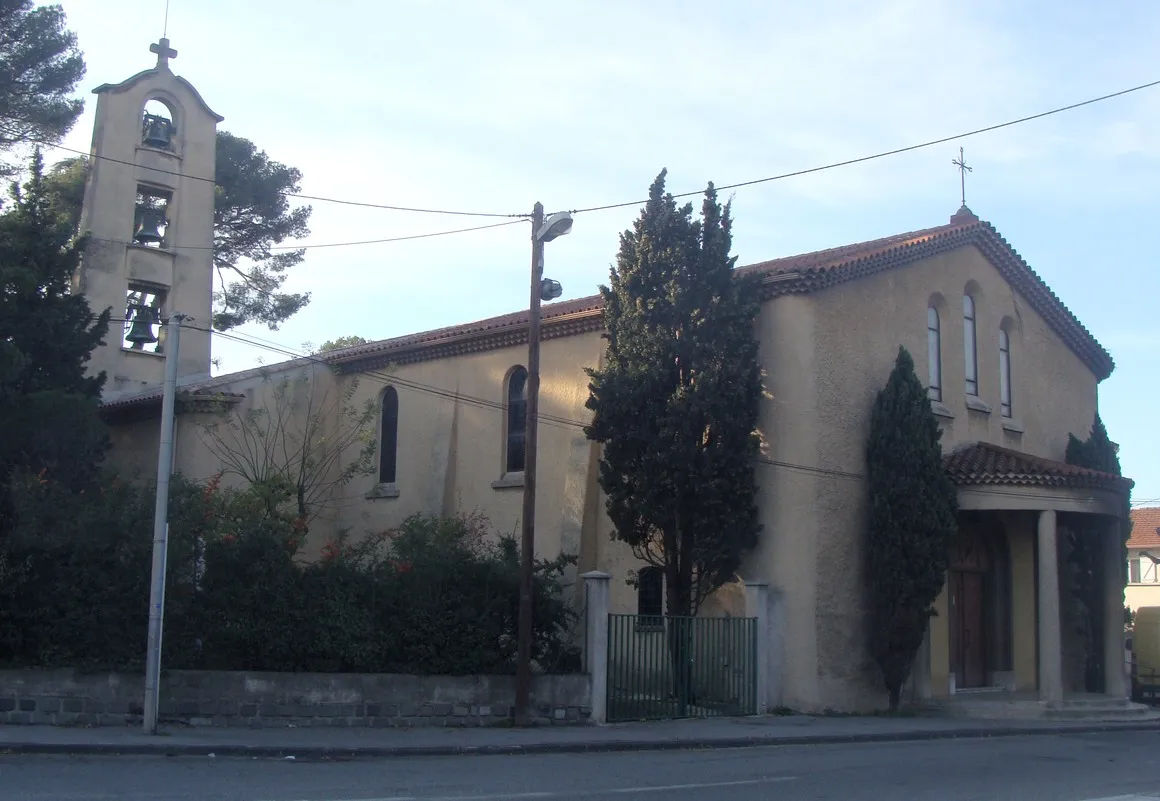 Photo showing: L'église Sainte-Rita de Marseille-les Trois-Lucs, vue d'ensemble de l'extérieur.