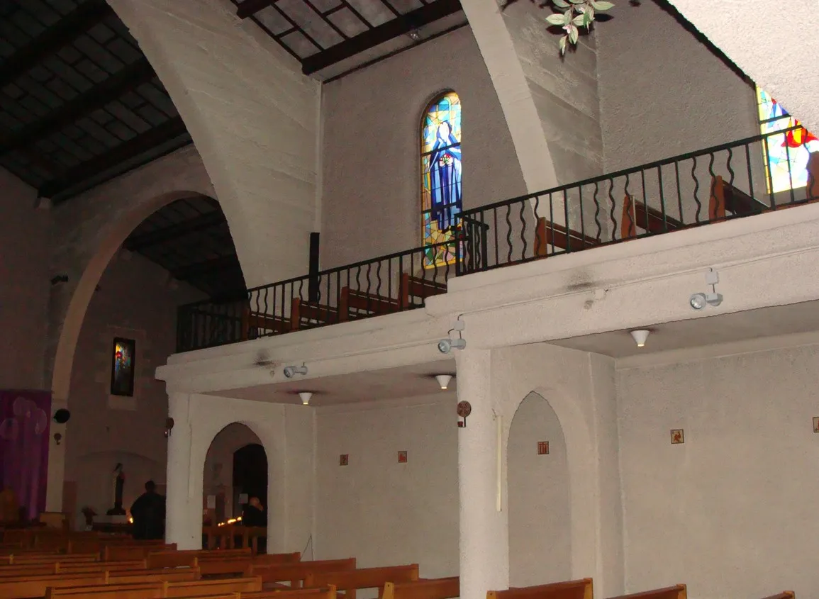 Photo showing: Intérieur de l'église Sainte-Rita de Marseille. On voit les arcs portant la toiture, la mezzanine qui coupe le volume de la nef unique, et l'amorce du transept.
