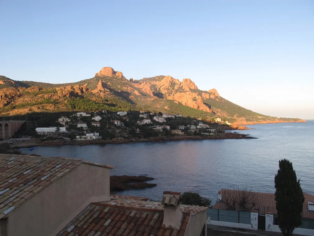 Photo showing: Pointe du Petit Caneiret et Pic du Cap Roux dans le Massif de l’Esterel. Vue d'Anthéor, PACA, France.