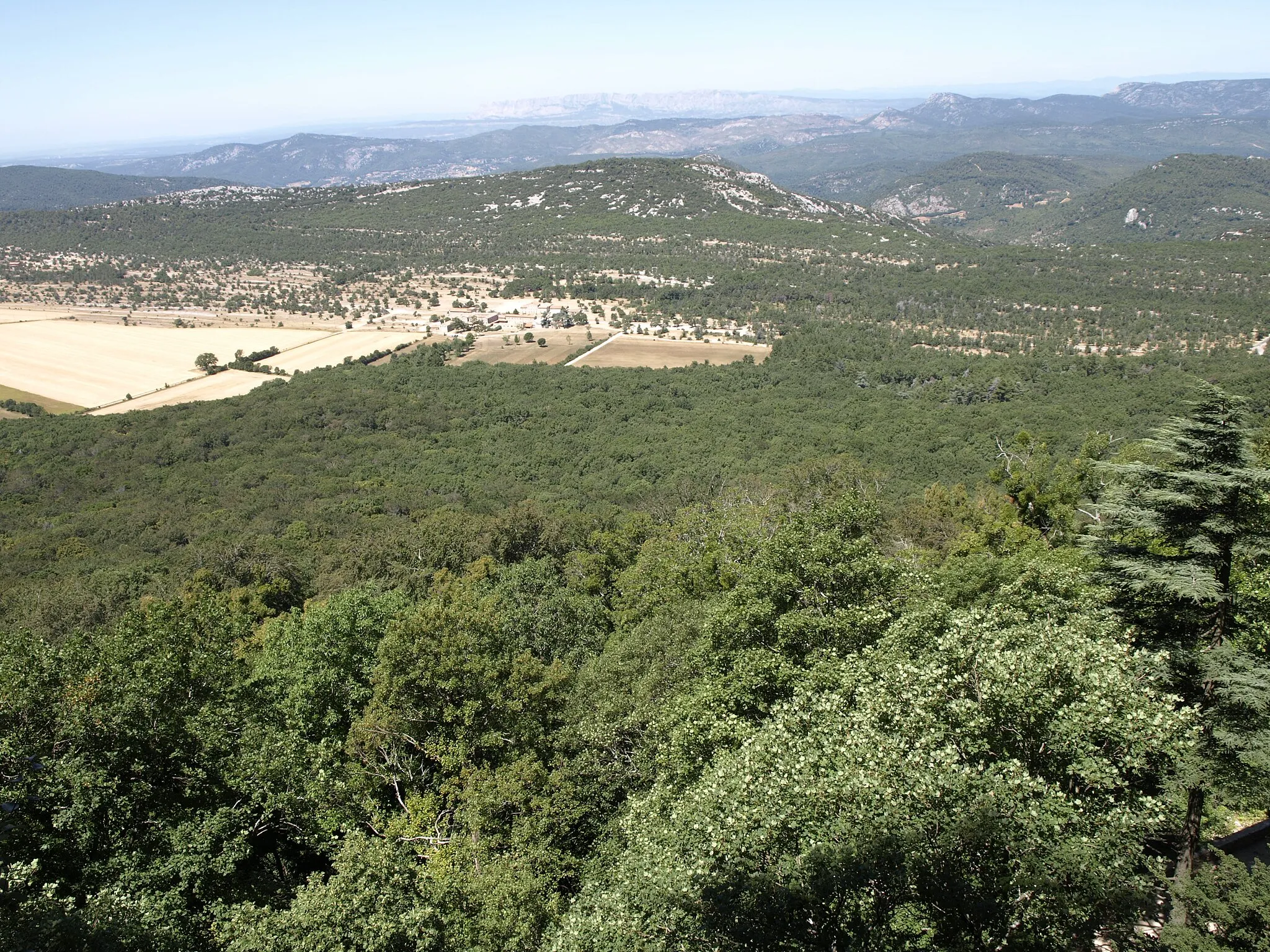 Photo showing: la veduta del parcheggio dalla grotta