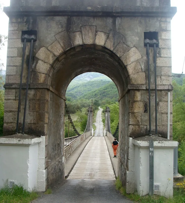 Photo showing: L'ancien pont de Venterol, vue axiale depuis la rive droite. Noter la chaussée et les trottoirs en lattes de bois. Au fond, la route menant au village de Venterol.