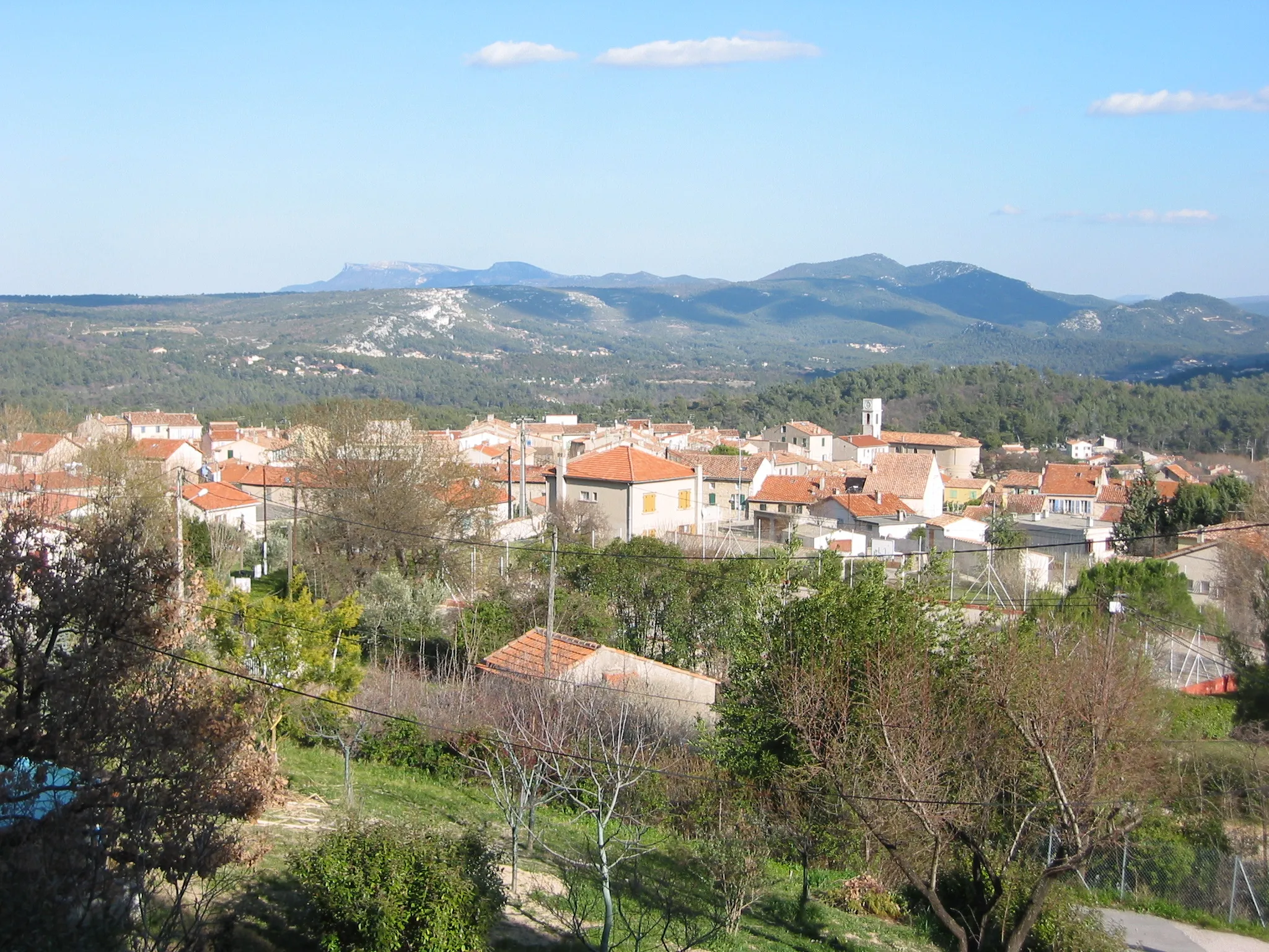 Photo showing: Cadolive, Bouches-du-Rhône, France. Photo prise depuis le chemin de Galice, côté Mont Julien.
Photo prise le 1er mars 2006.
Auteur : Ludovic Ruat (utilisateur:civodule)