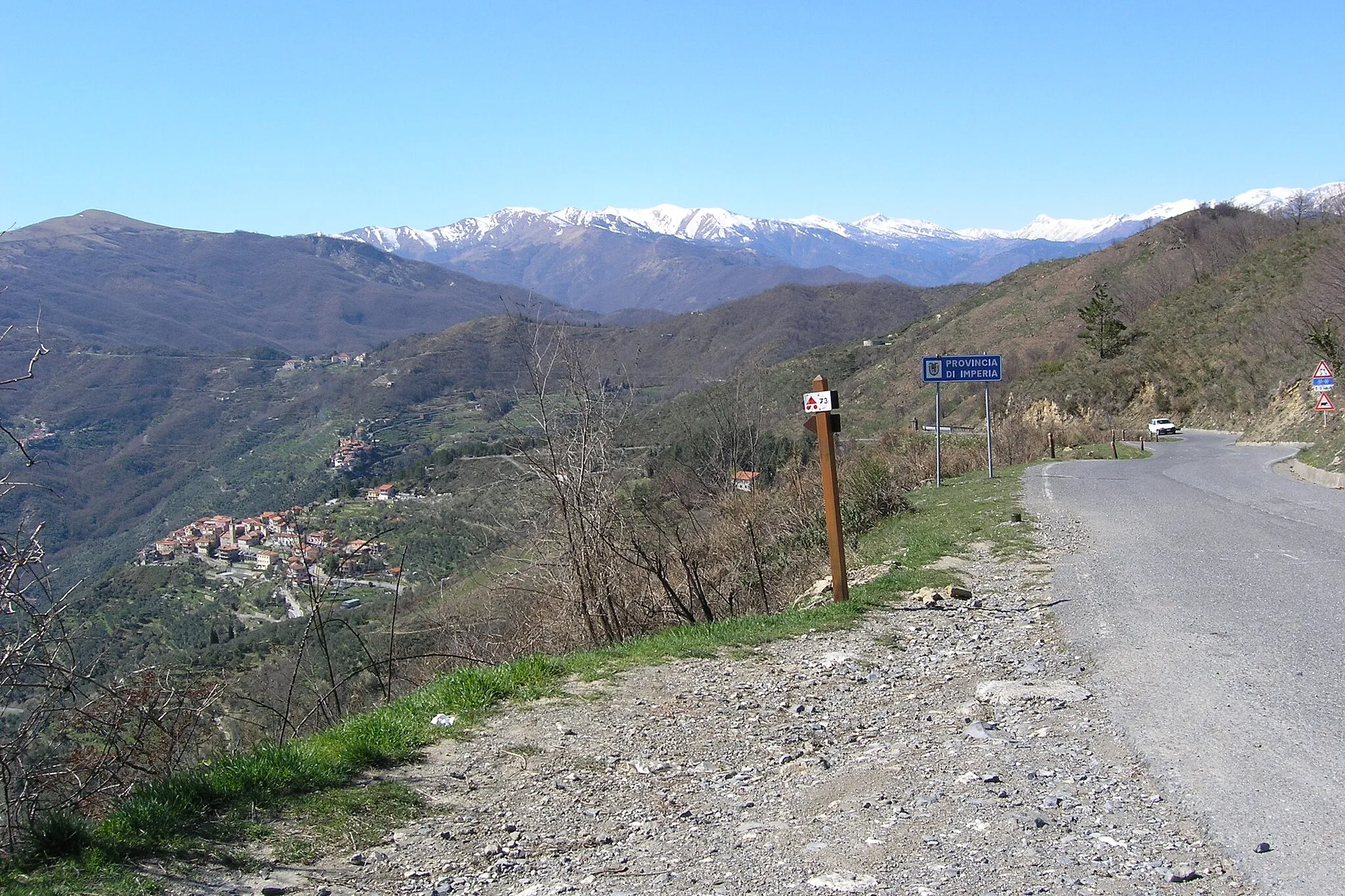Photo showing: Blick vom Passo del Ginestro ins obere Imperotal mit den schneebedeckten Bergen des Piemont im Hintergrund