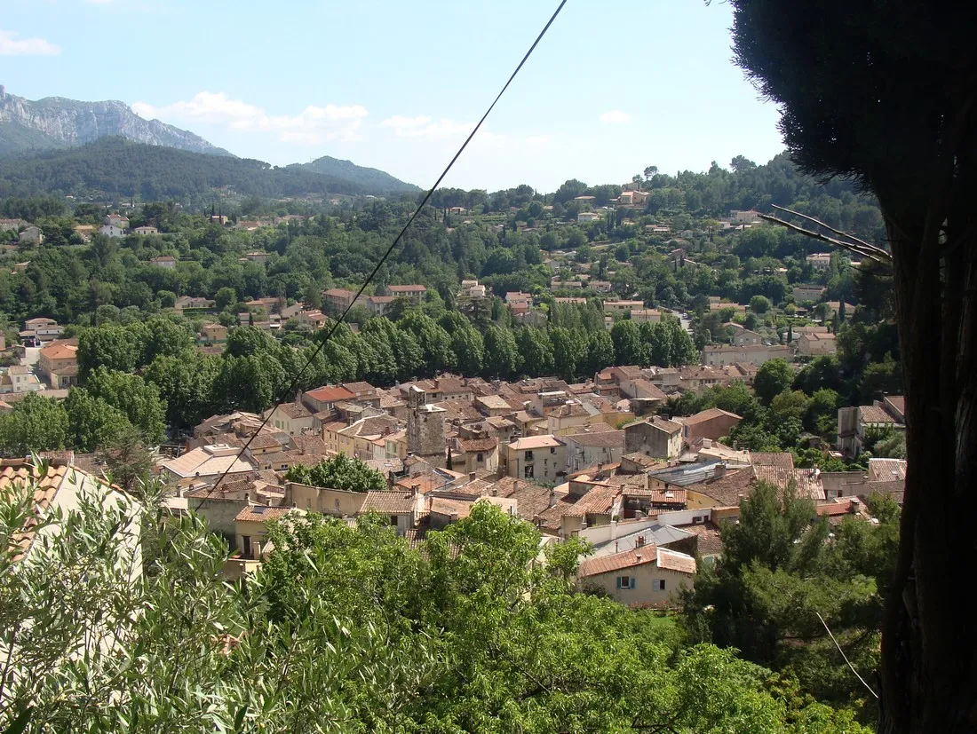 Photo showing: Auriol et son environnement proche vus de la colline Sainte-Croix.