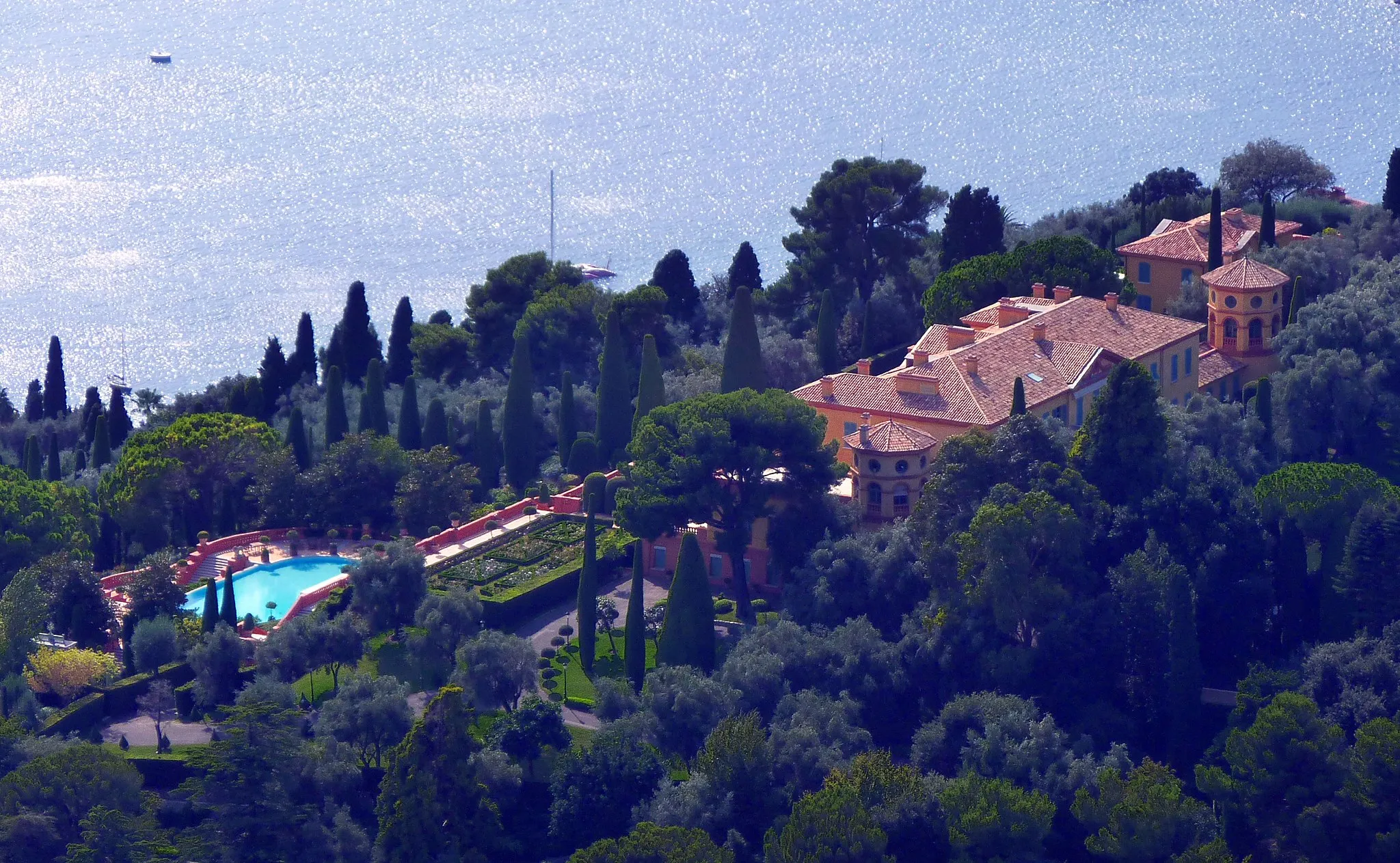 Photo showing: The Villa Leopolda at Vilefranche-sur-Mer take from the road of la Condamine.