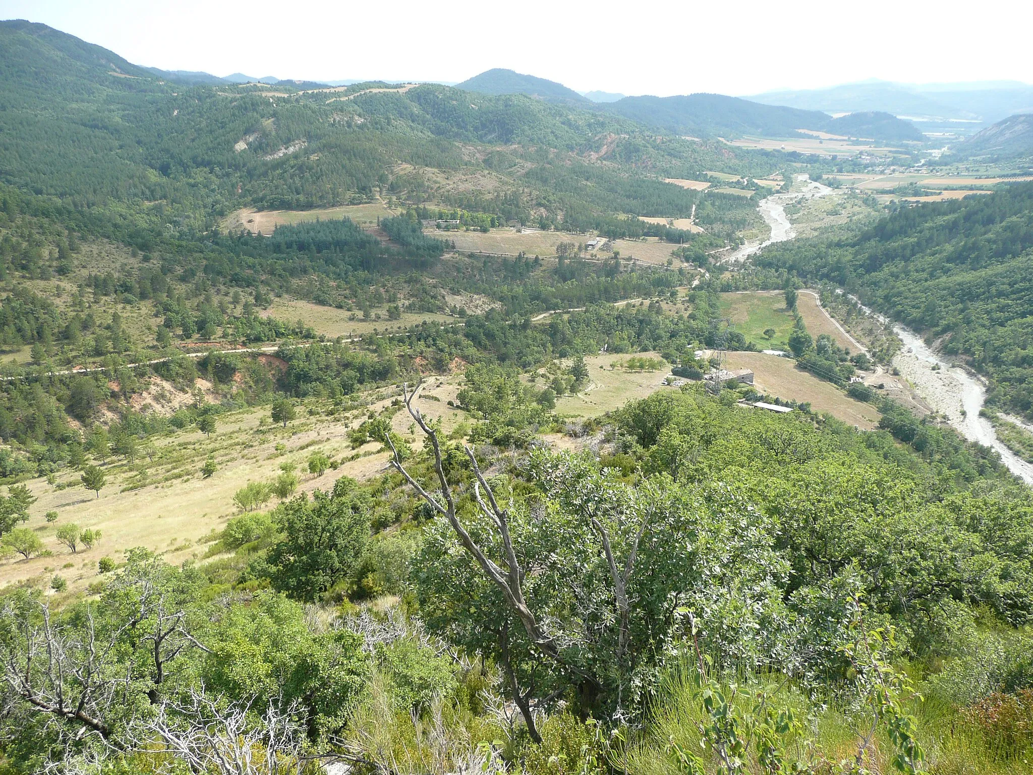 Photo showing: Basse vallée du Vançon qui contient le territoire de Sourribes et le sud de celui de Beaudument. Photo prise depuis l'ancienne tour à feu sur le site du hameau ancestral de Beaudument.