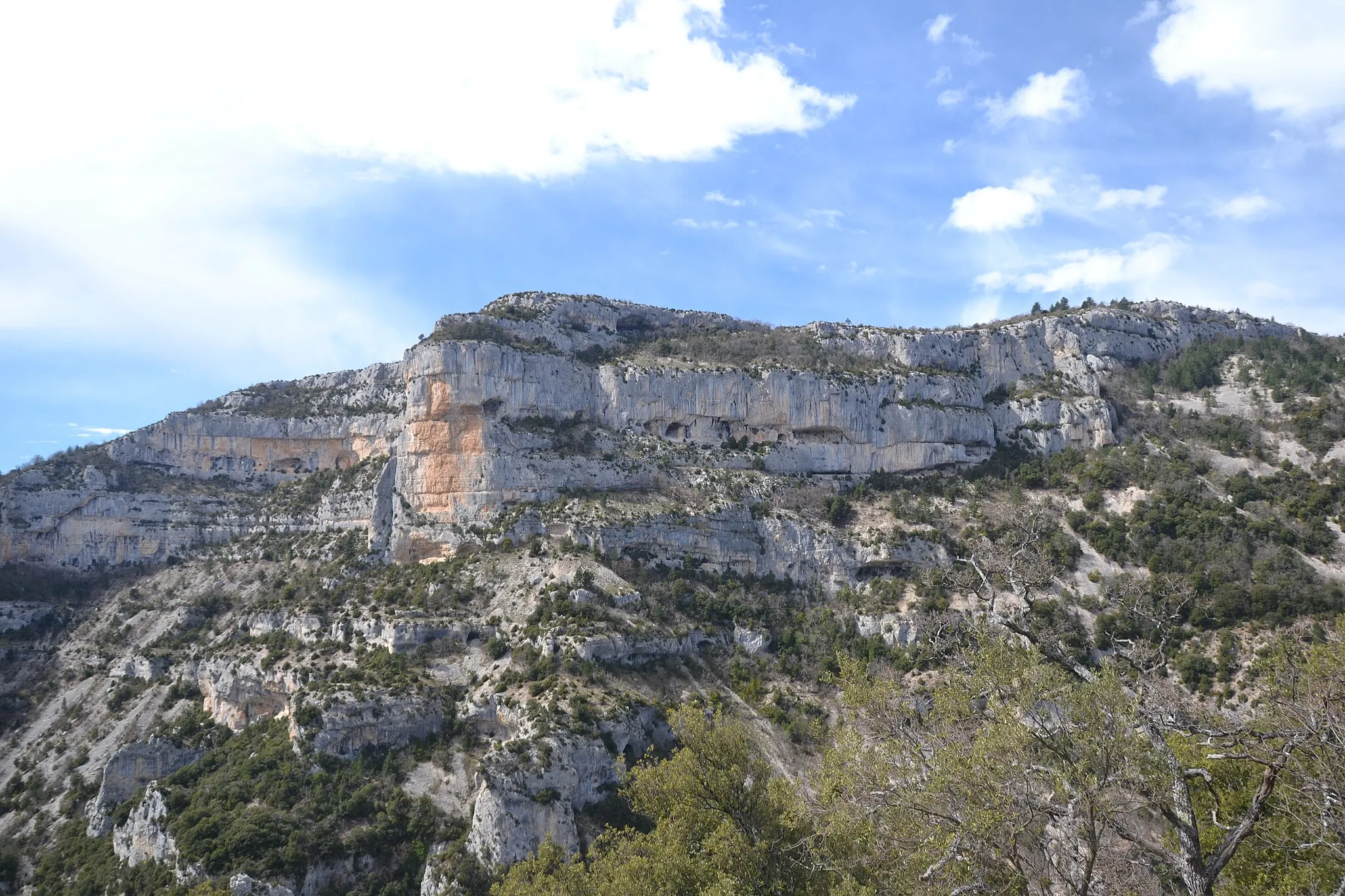 Photo showing: vue sur le rocher du Cire, depuis la route RD942