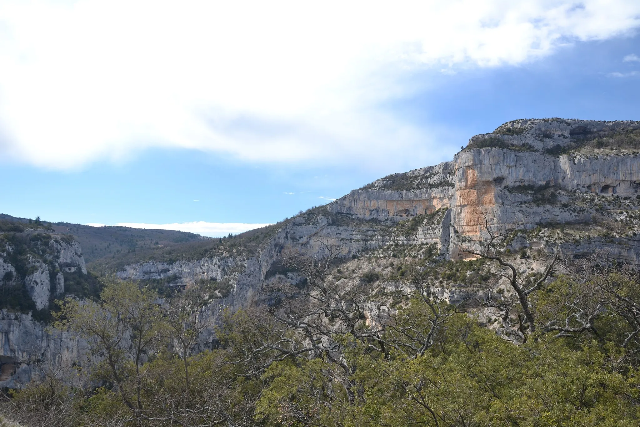 Photo showing: vue sur le rocher du Cire, depuis la route RD942