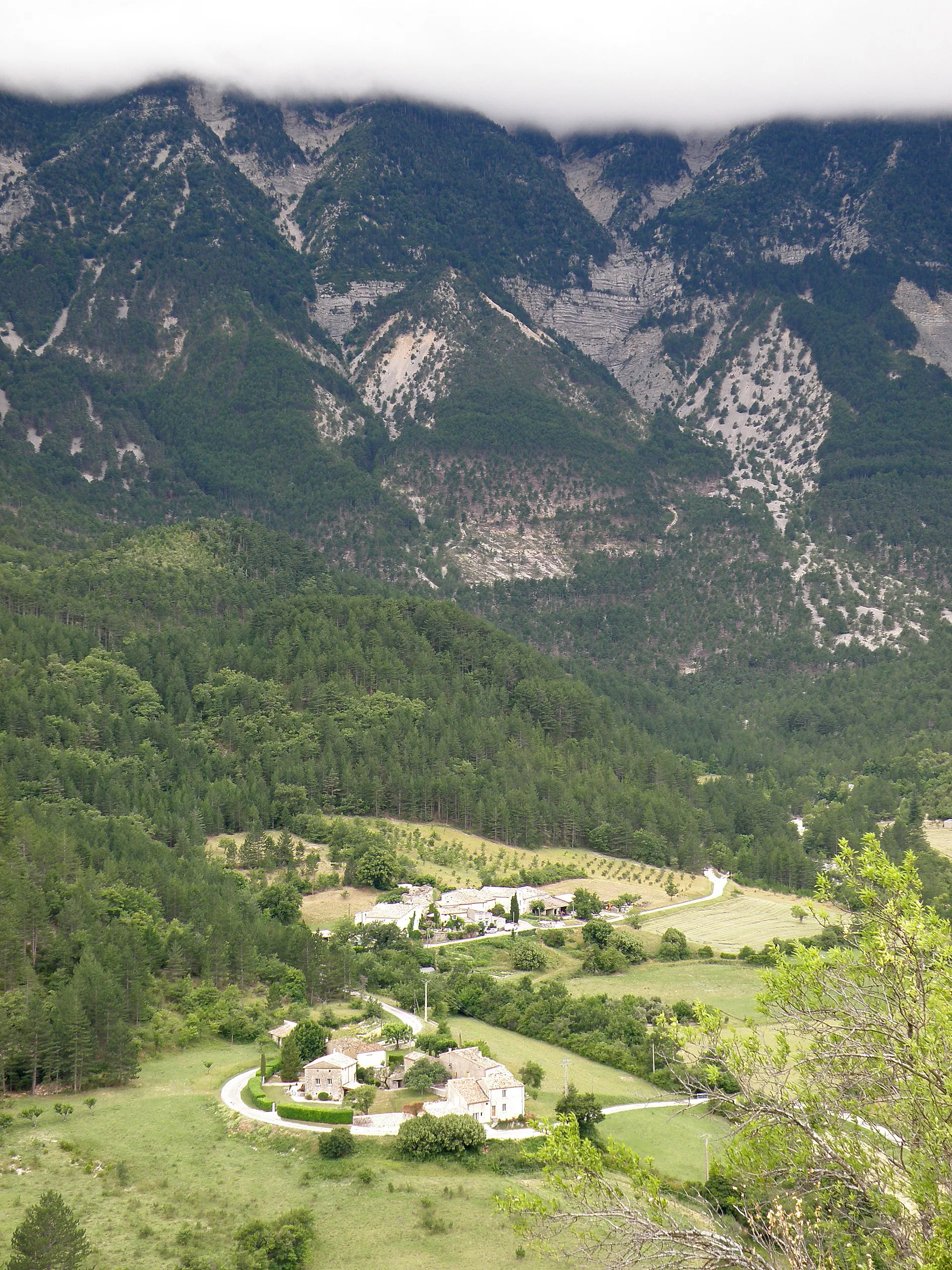 Photo showing: Brantes (Vaucluse, France). Hameaux de la Frache et des Bernards (selon la signalétique locale, les Bernard, selon l’IGN), vus depuis le vieux bourg.