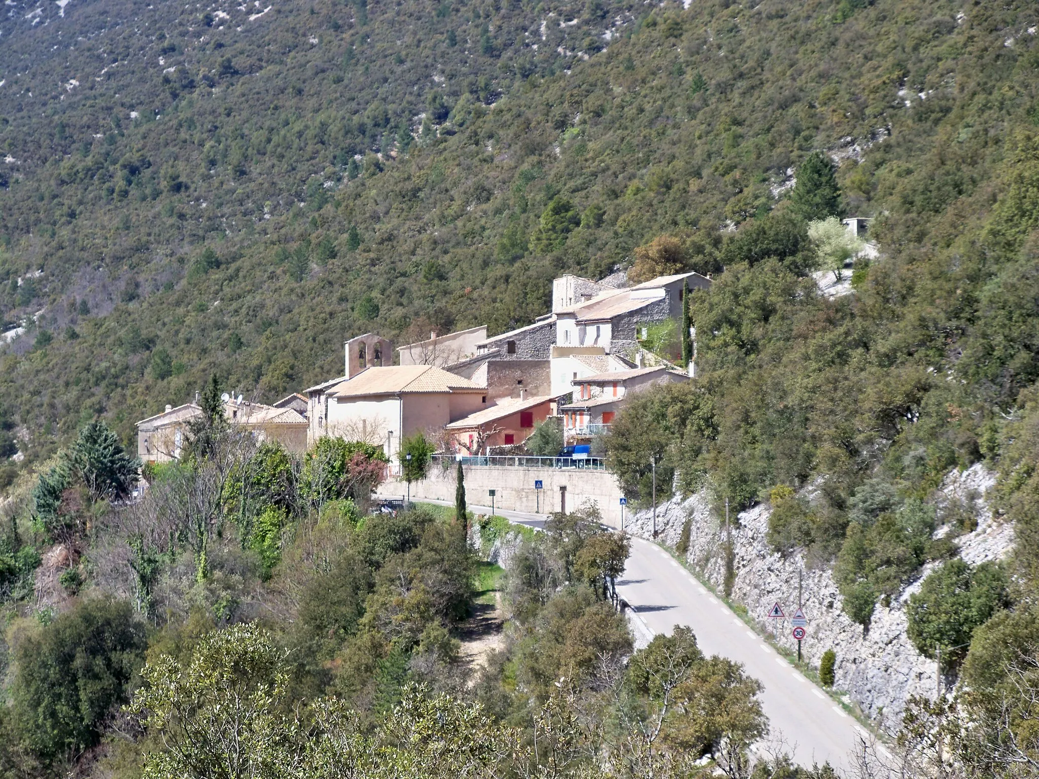 Photo showing: vue sur le village de Saint-Léger-du-Ventoux (84)